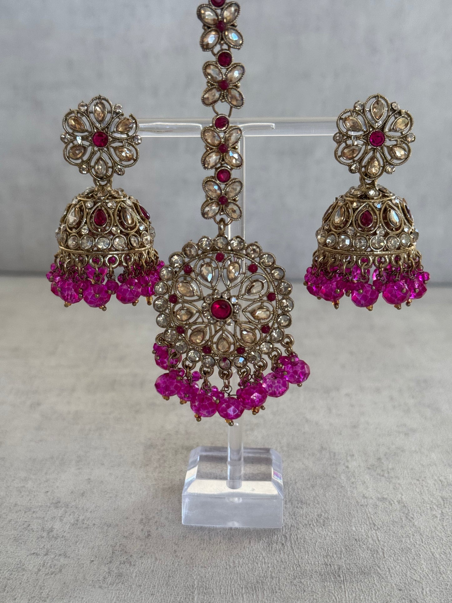 Ayura Designs Hookum Antique Gold Tikka Set – Elegant Earrings & Tikka with Fuchsia Bead Accents