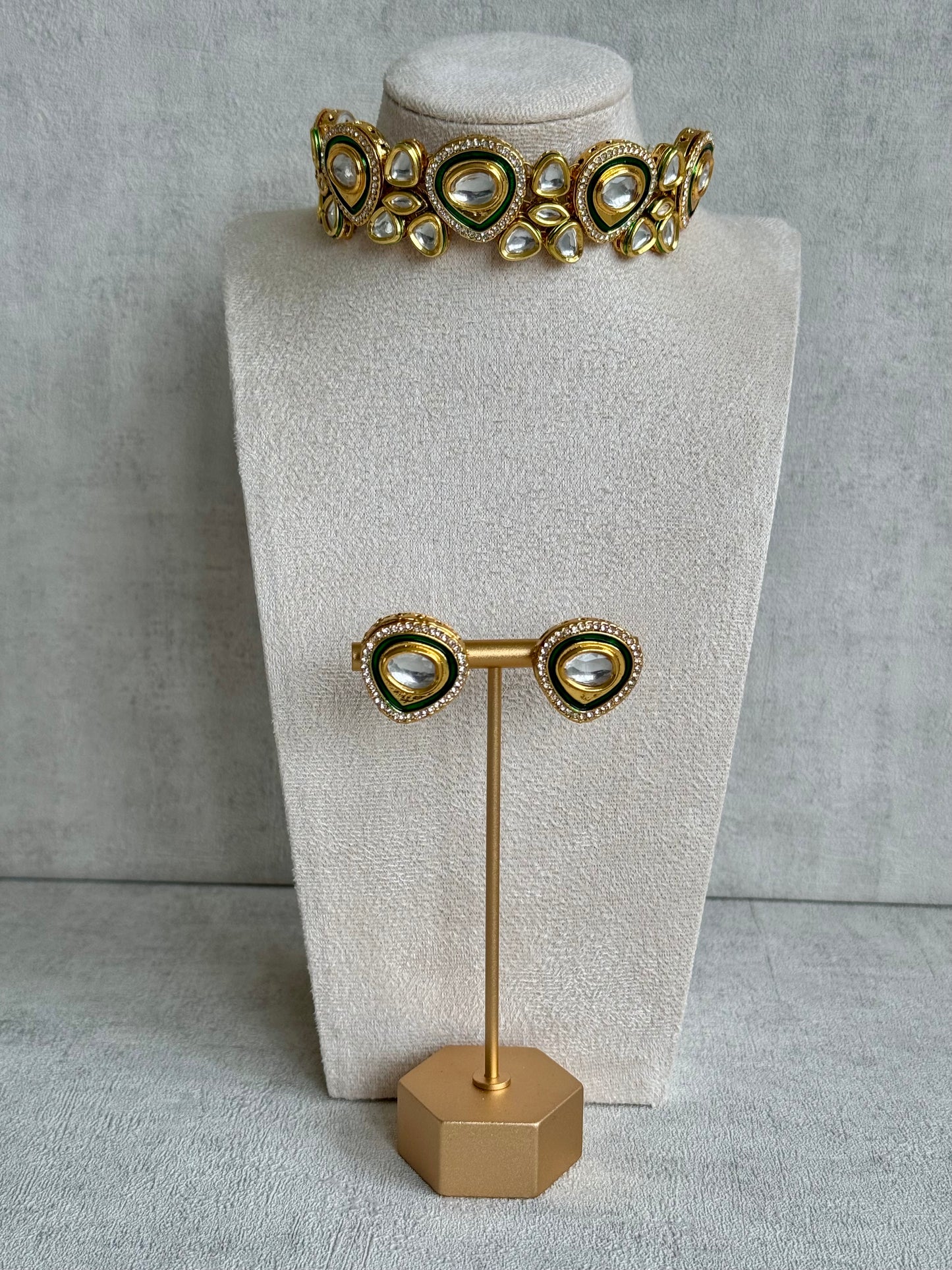 Ayura Designs Sehaj Choker Set – Emerald Green & Gold Kundan Choker with Matching Stud Earrings in Teardrop Design