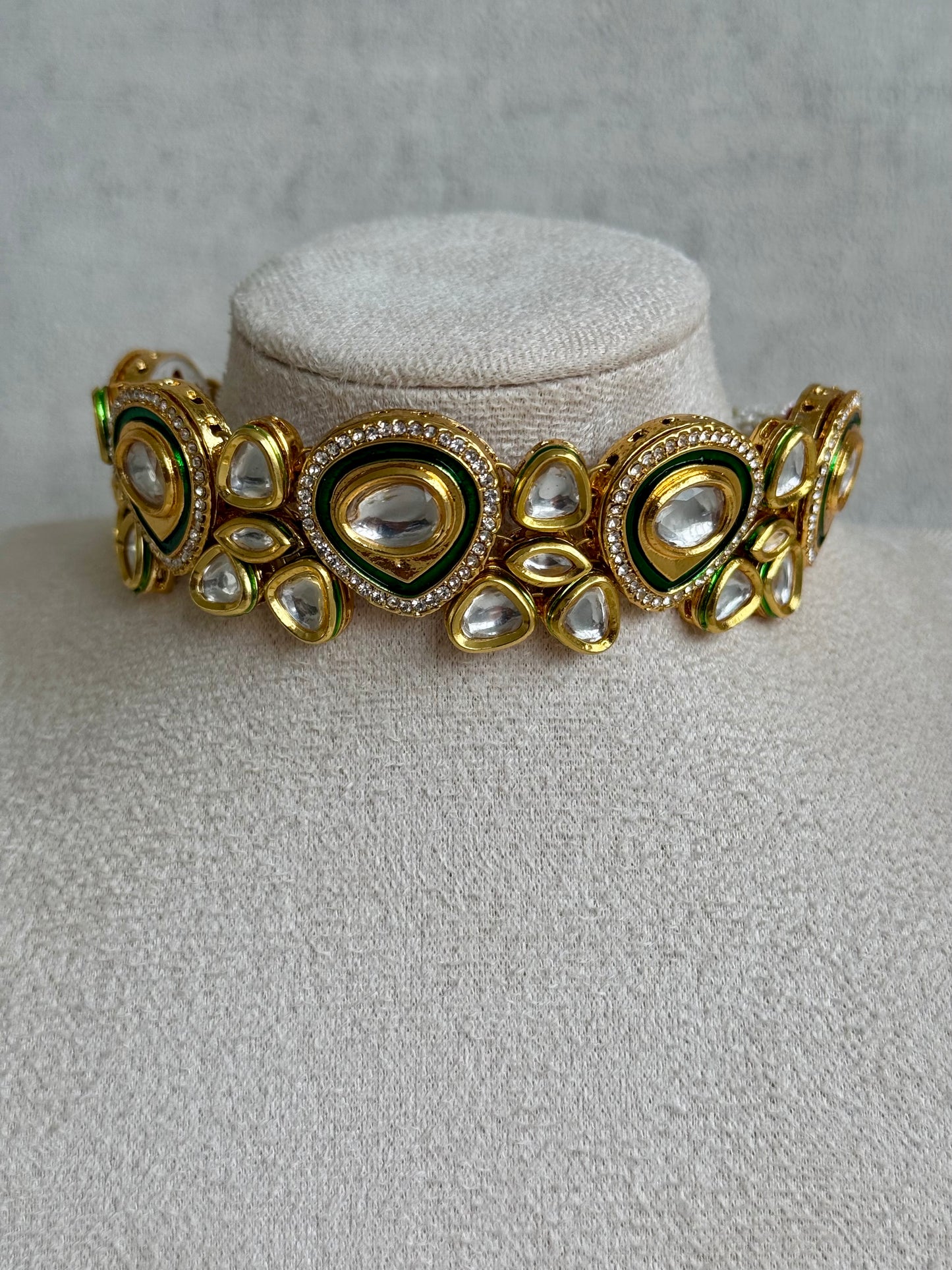 Ayura Designs Sehaj Choker Set – Emerald Green & Gold Kundan Choker with Matching Stud Earrings in Teardrop Design