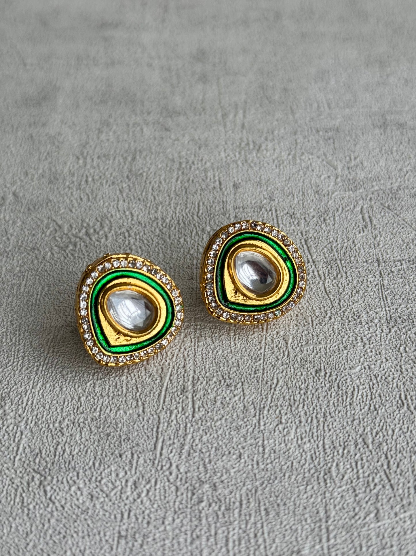 Ayura Designs Sehaj Choker Set – Emerald Green & Gold Kundan Choker with Matching Stud Earrings in Teardrop Design
