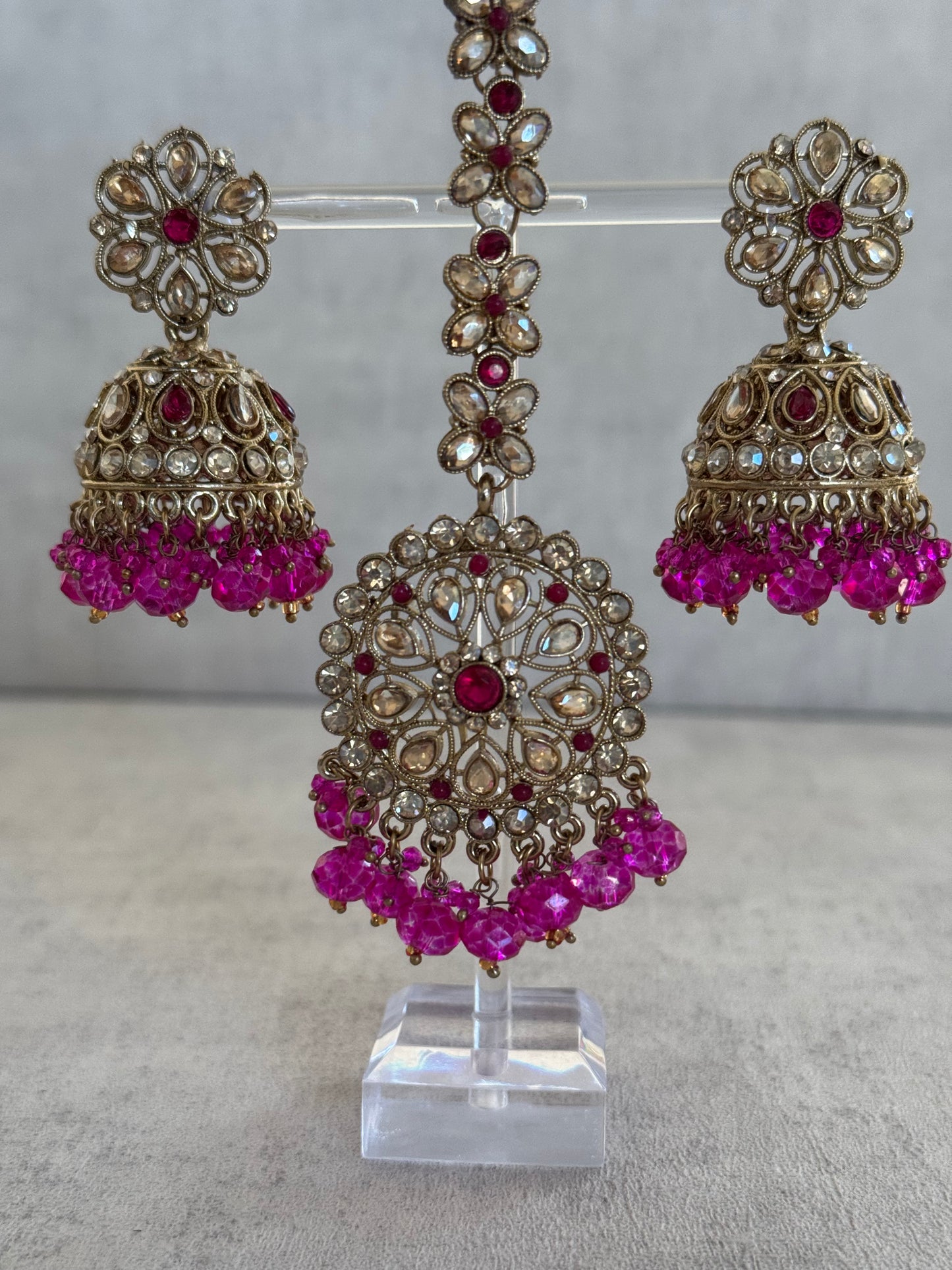 Ayura Designs Hookum Antique Gold Tikka Set – Elegant Earrings & Tikka with Fuchsia Bead Accents