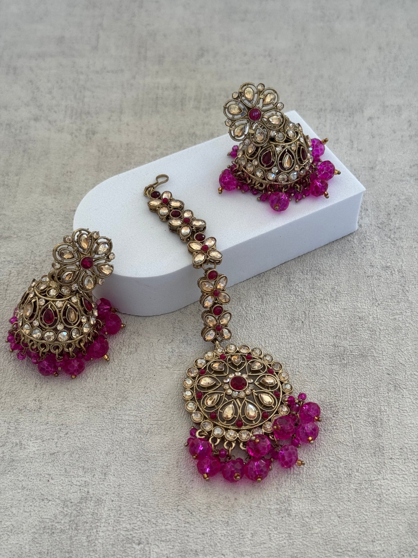 Ayura Designs Hookum Antique Gold Tikka Set – Elegant Earrings & Tikka with Fuchsia Bead Accents