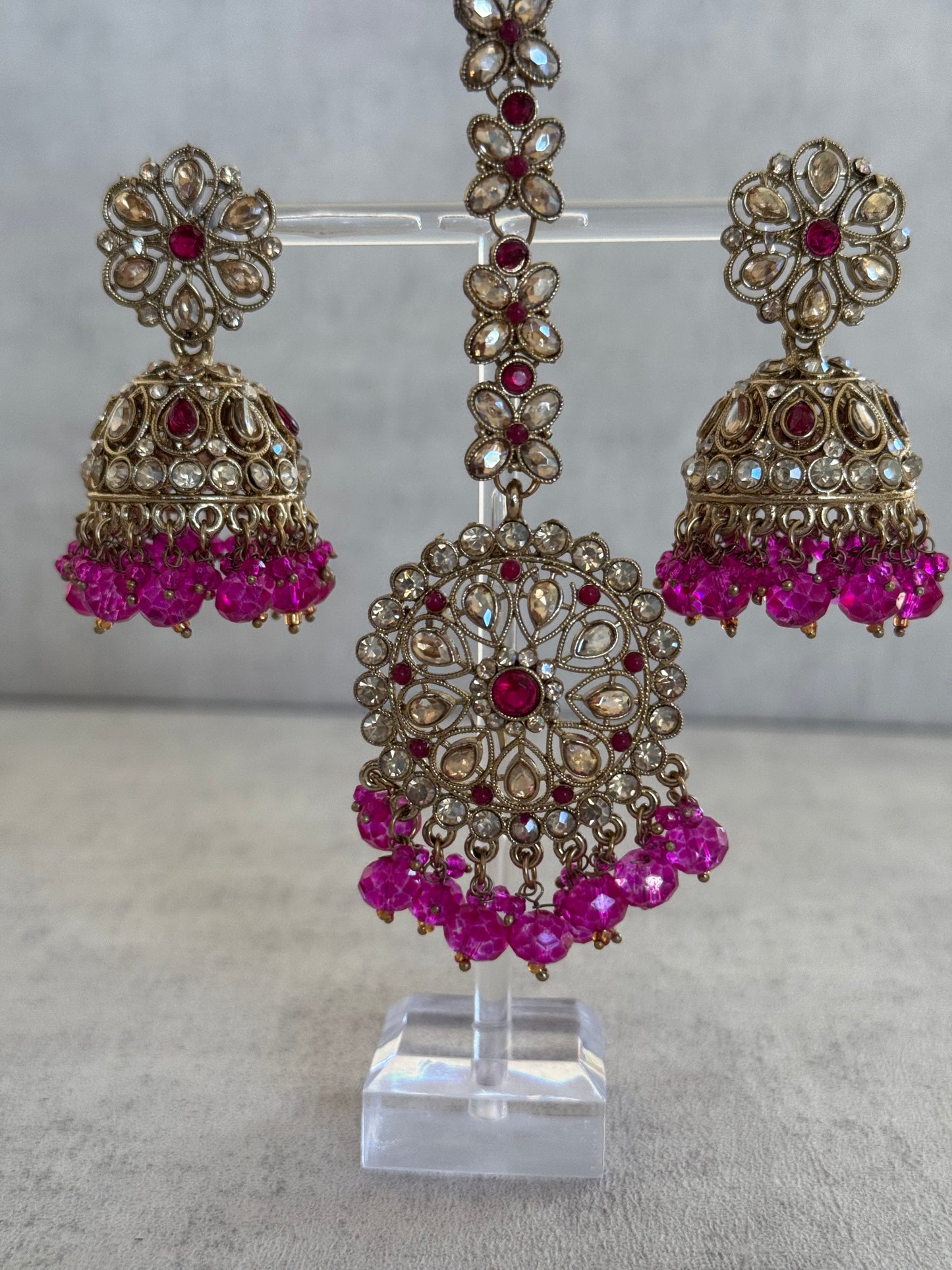 Ayura Designs Hookum Antique Gold Tikka Set – Elegant Earrings & Tikka with Fuchsia Bead Accents
