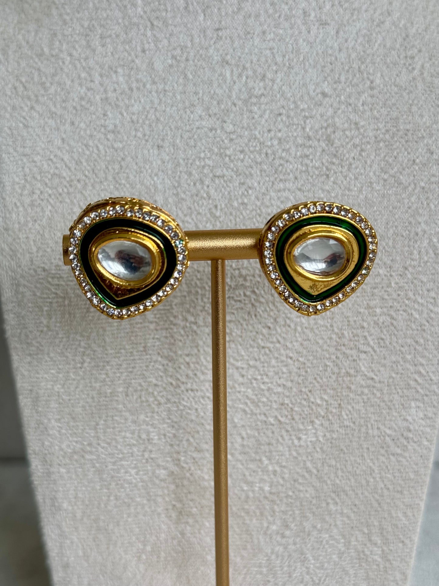Ayura Designs Sehaj Choker Set – Emerald Green & Gold Kundan Choker with Matching Stud Earrings in Teardrop Design