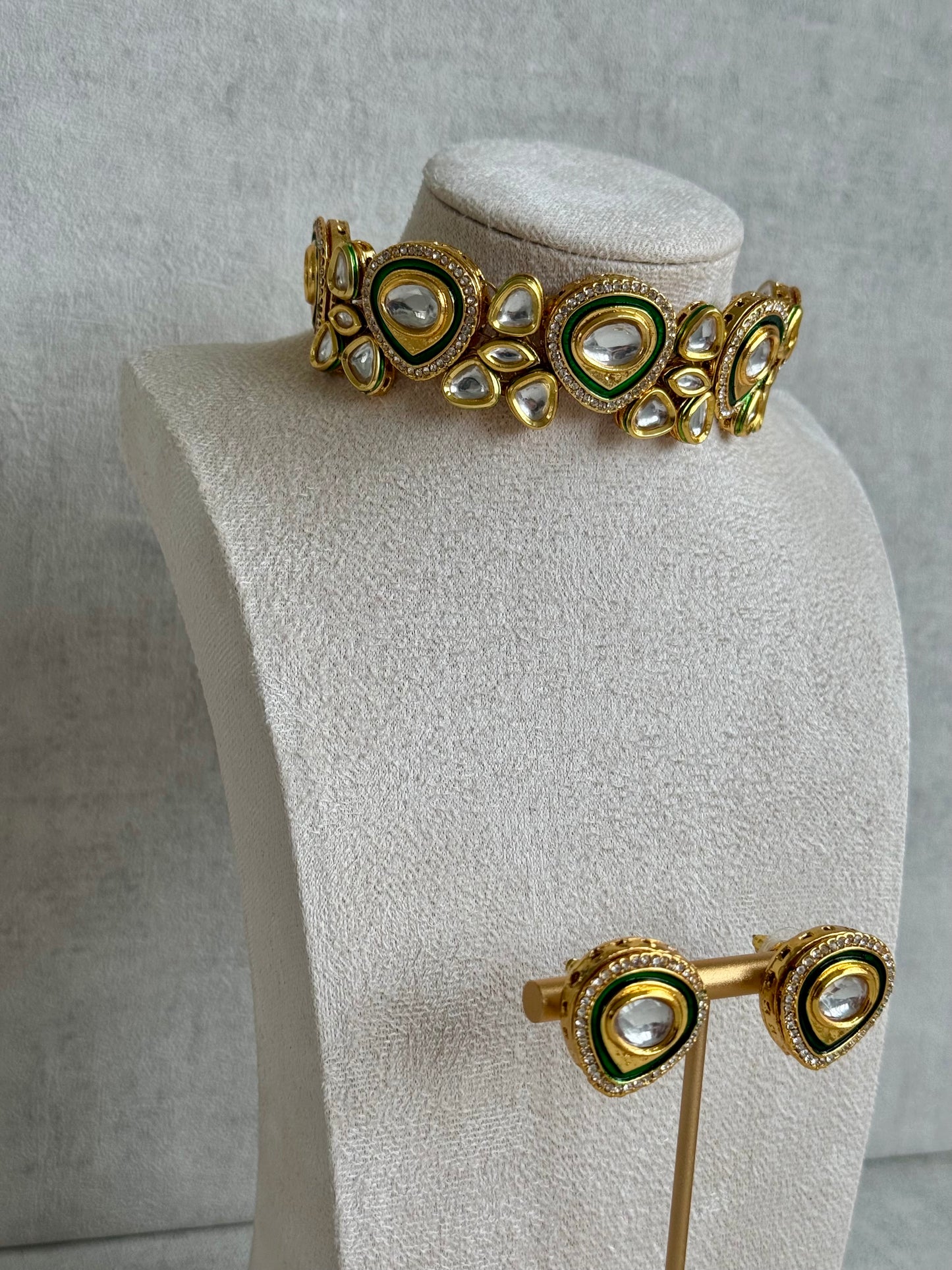 Ayura Designs Sehaj Choker Set – Emerald Green & Gold Kundan Choker with Matching Stud Earrings in Teardrop Design