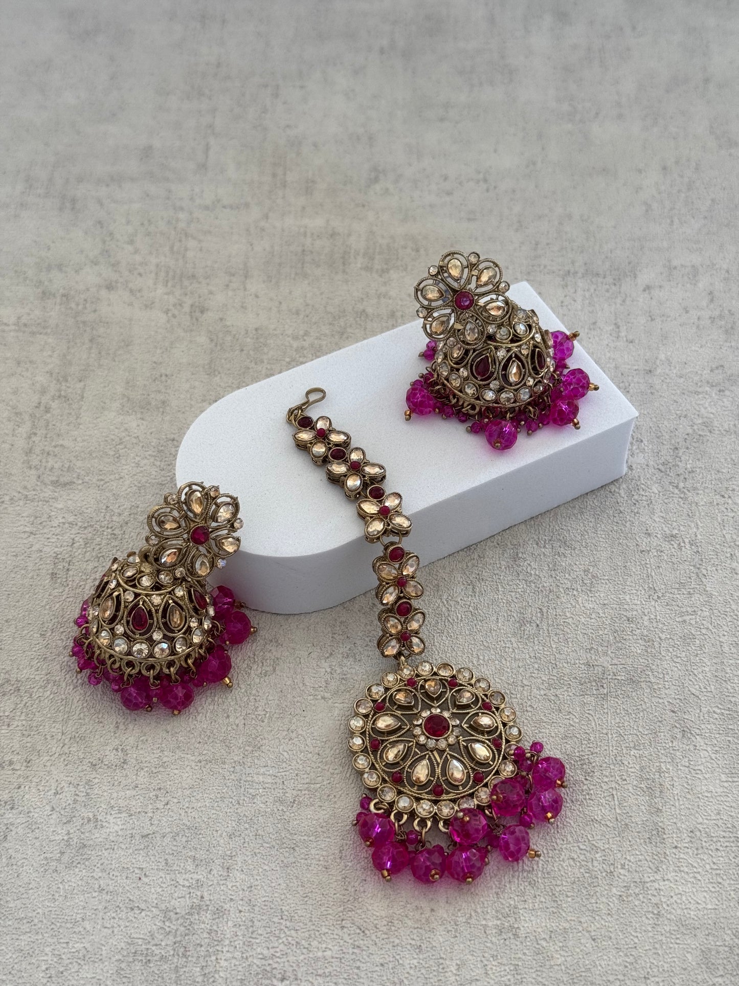 Ayura Designs Hookum Antique Gold Tikka Set – Elegant Earrings & Tikka with Fuchsia Bead Accents