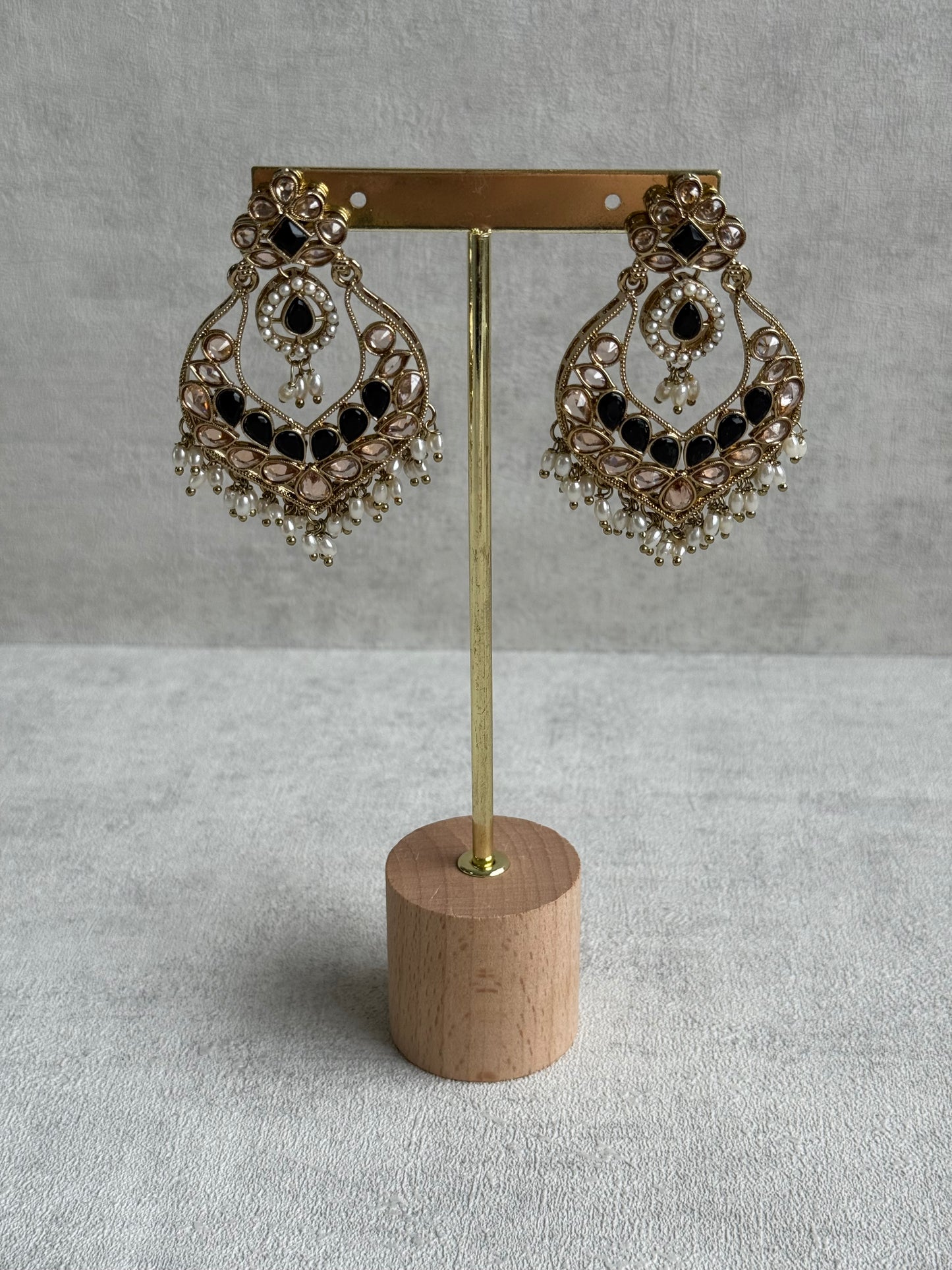 Ayura Designs Damini Tikka Set – Mirror-Cut Kundan Earrings & Tikka with Black Enamel and Pearl Detailing