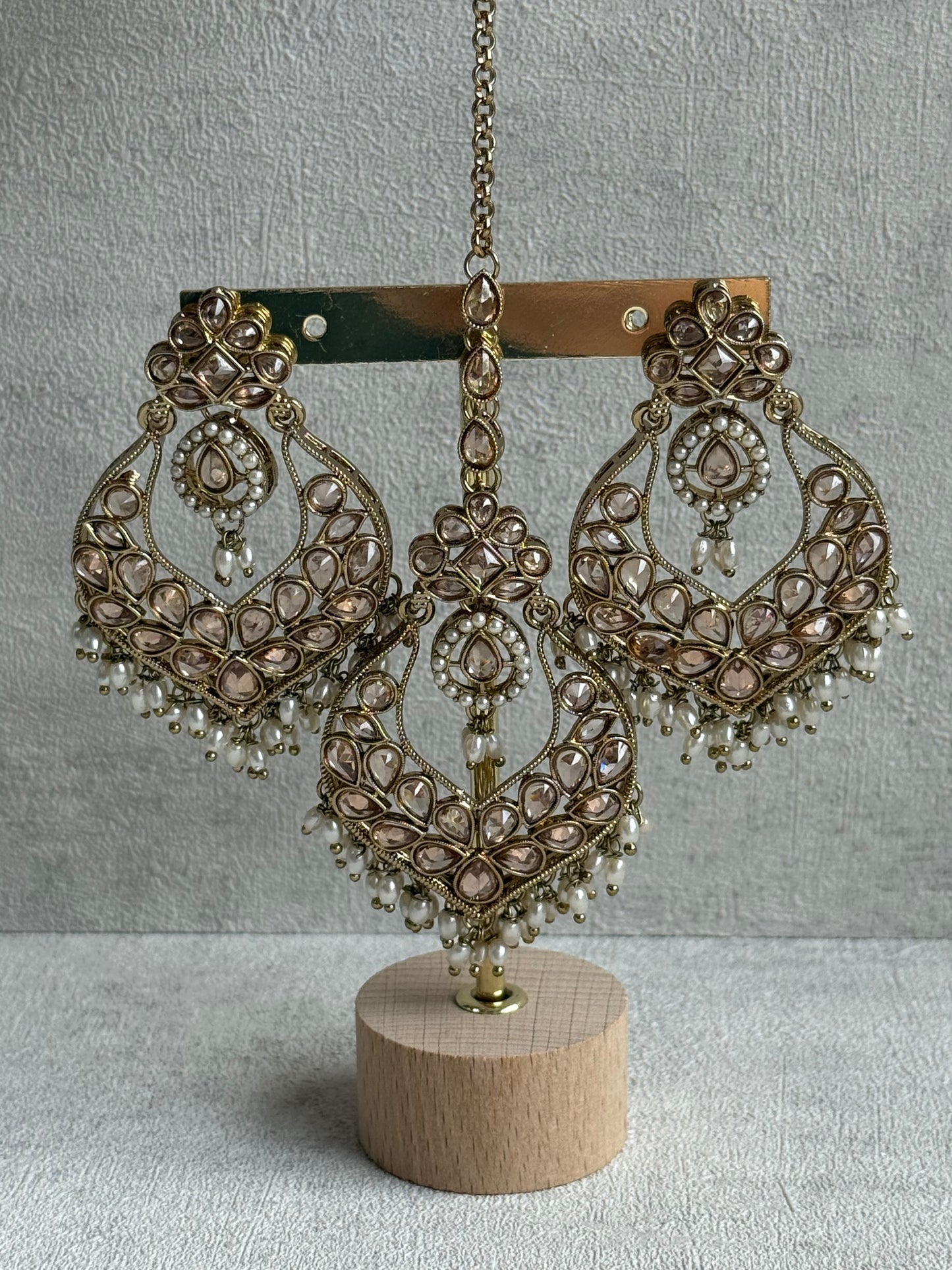 Ayura Designs Damini Tikka Set – Mirror-Cut Champagne Kundan Earrings & Tikka with Pearl Detailing