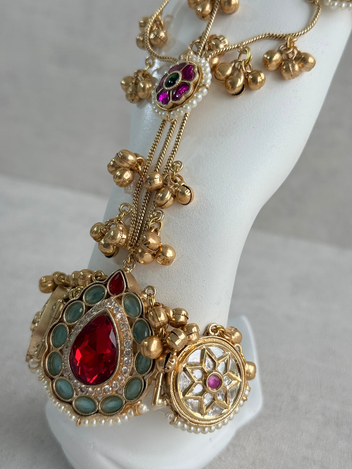 Ayura Designs Ekavira Haathphool Set of 2 – Kundan Style Hand Harness with Ruby Red, Rani Pink & Green Stones, Ghungroo Detailing & Pearls