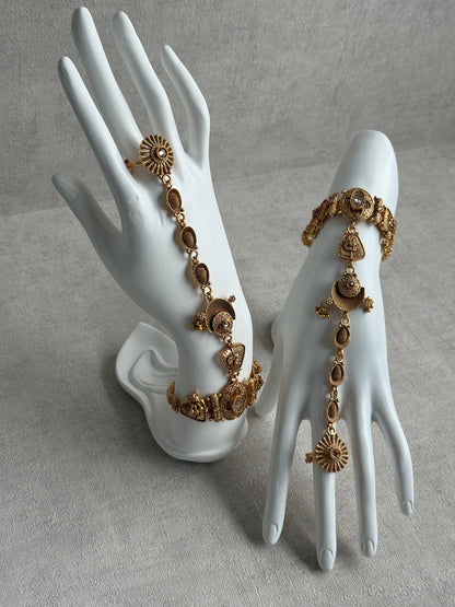 Ayura Designs Rewa Haathphool – Set of 2 Antique Gold Filigree Hand Ornament with Kundan Detailing