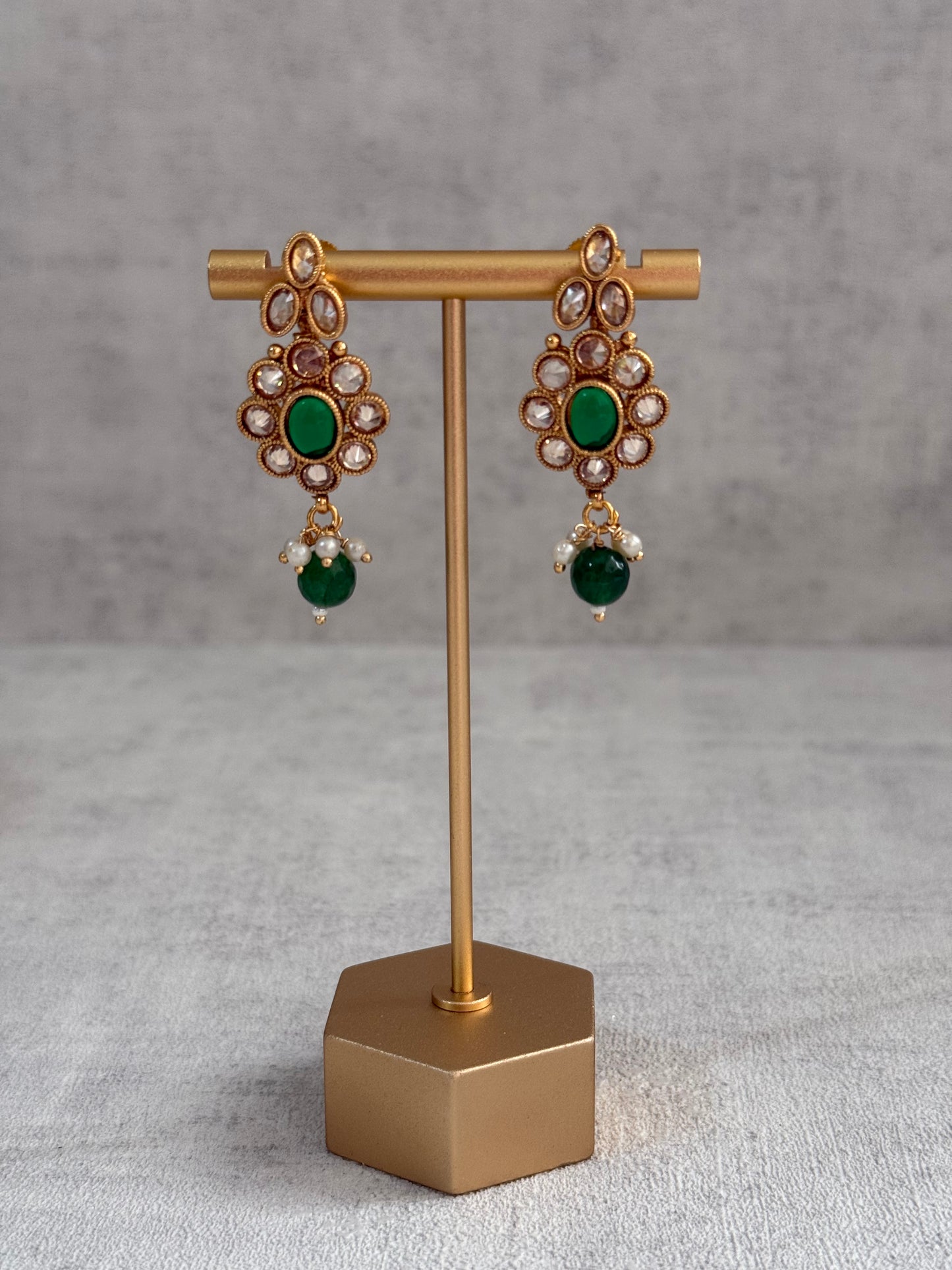 Ayura Designs Biju Set with Necklace, Earrings & Tikka – Emerald Green & Ivory Pearls, Mirror-Cut Stones, Antique Gold Finish