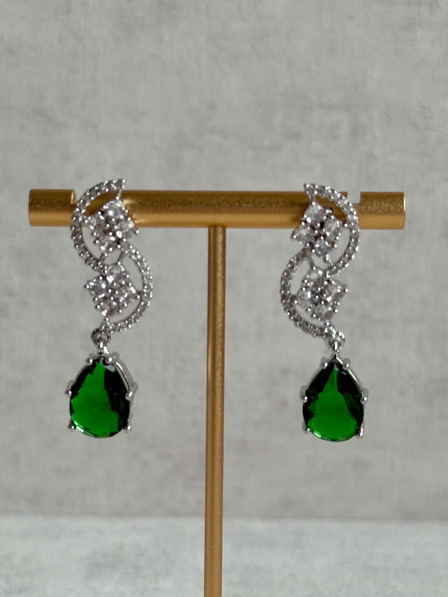 Ayura Designs Nida Set with Necklace & Earrings – Emerald Green Stones, Diamond-Cut Accents & Silver Finish