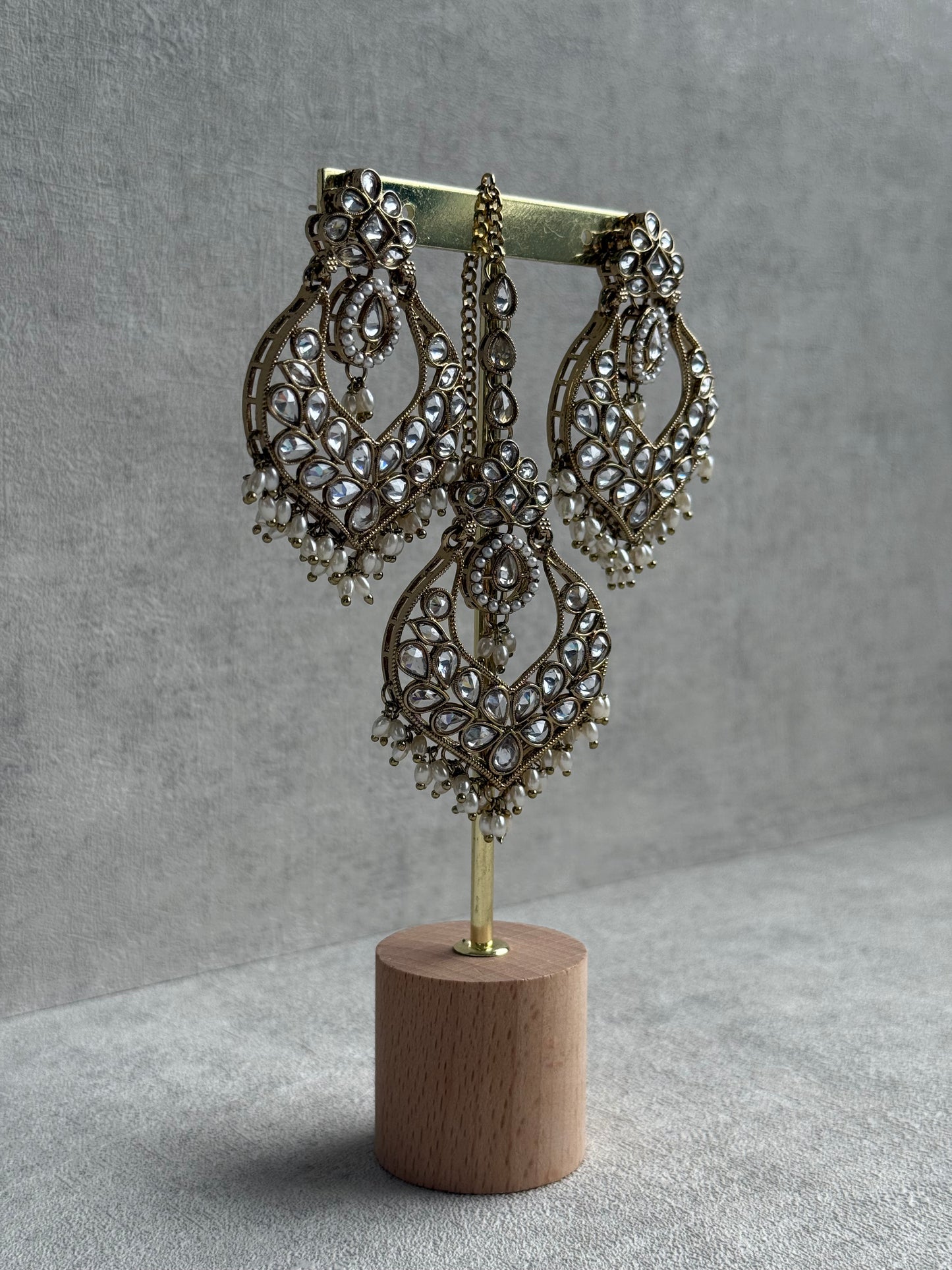 Ayura Designs Damini Tikka Set – Mirror-Cut Crystal Kundan Earrings & Tikka with Pearl Detailing