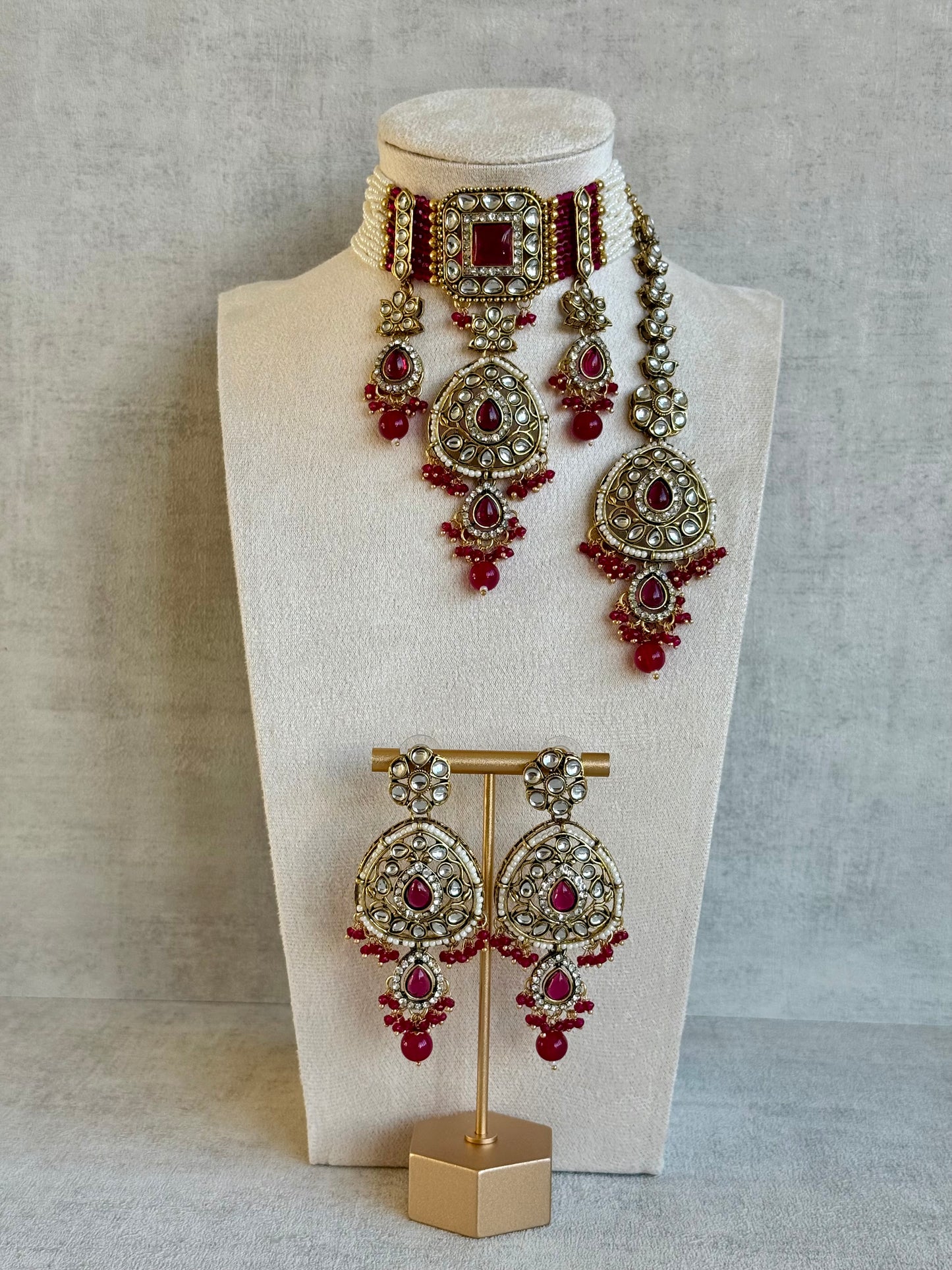 Ayura Designs Zarmeen Choker Set with Earrings & Tikka – Mirror-Cut Stones, Antique Gold Finish and Fuchsia Beads