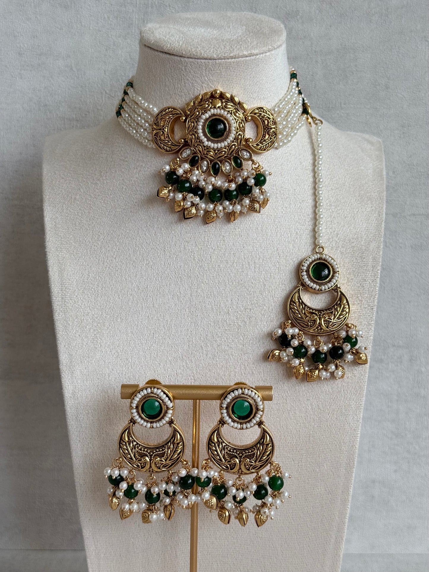 Ayura Designs Mehr Choker Set with Earrings & Tikka – Emerald Green Stones, Pearl Beads, Pearl Strands & Antique Gold Finish