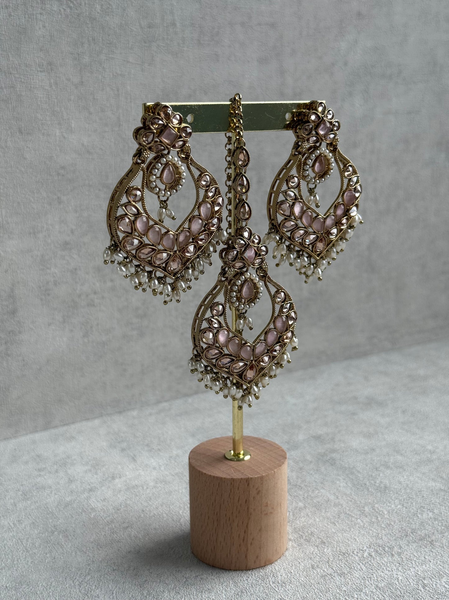 Ayura Designs Damini Tikka Set – Mirror-Cut Kundan Earrings & Tikka with Blush Pink Enamel and Pearl Detailing