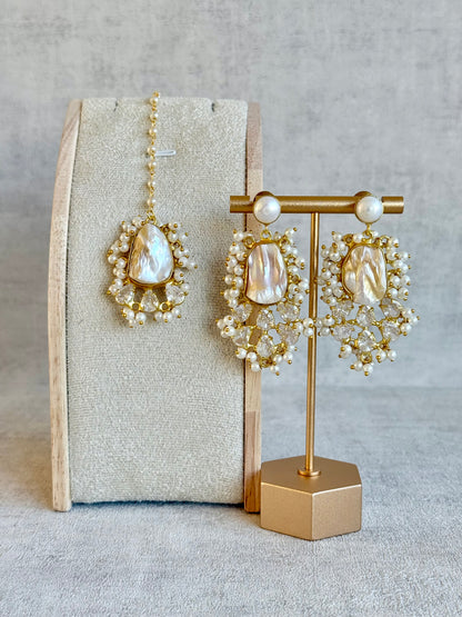 Ayura Designs Niamh Tikka Set – Baroque Pearl & Crystal Cluster Detailing in Antique Gold