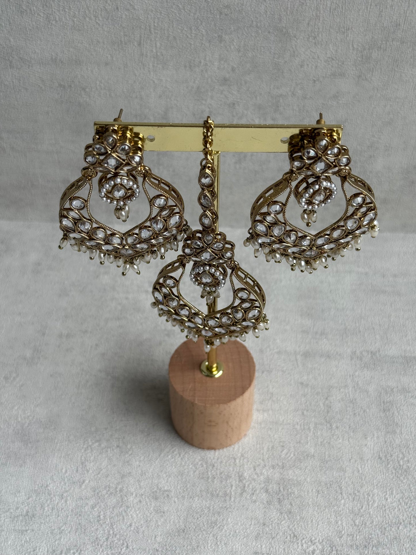 Ayura Designs Damini Tikka Set – Mirror-Cut Crystal Kundan Earrings & Tikka with Pearl Detailing