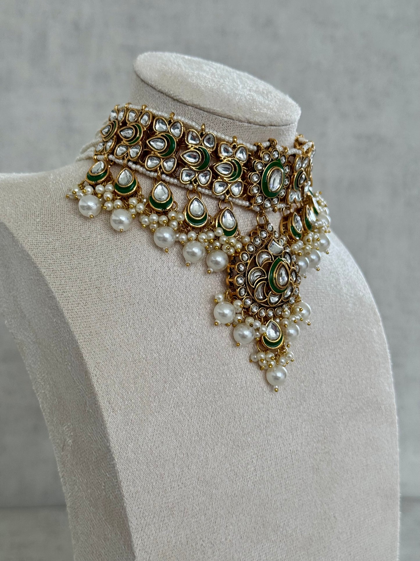 Ayura Designs Arzoi Set with Earrings & Tikka – Exquisite Kundan Adorned with Lustrous Pearls