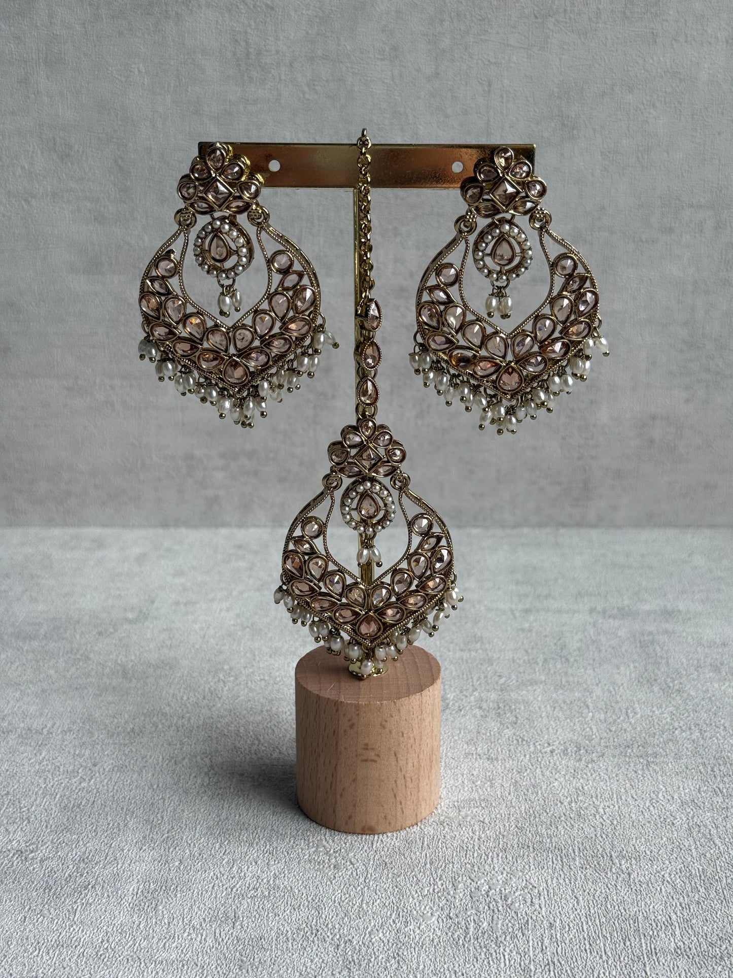 Ayura Designs Damini Tikka Set – Mirror-Cut Champagne Kundan Earrings & Tikka with Pearl Detailing