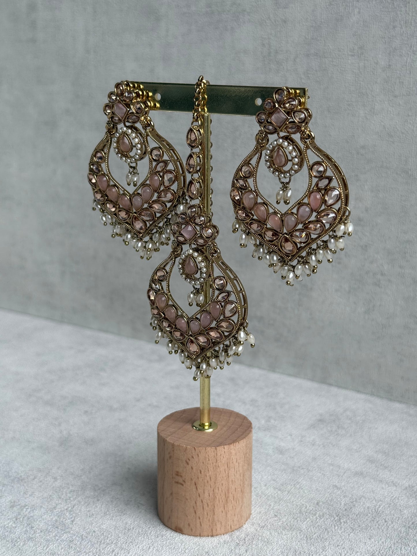 Ayura Designs Damini Tikka Set – Mirror-Cut Kundan Earrings & Tikka with Blush Pink Enamel and Pearl Detailing