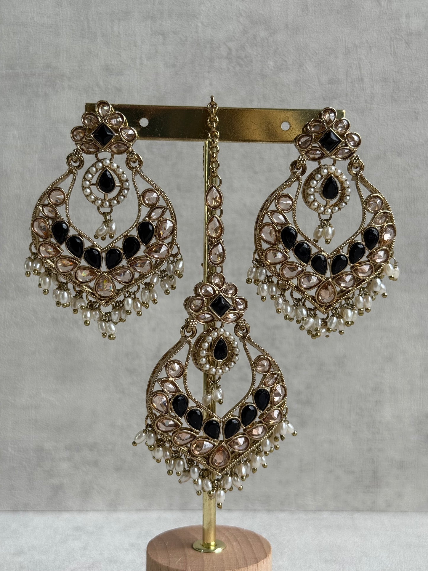 Ayura Designs Damini Tikka Set – Mirror-Cut Kundan Earrings & Tikka with Black Enamel and Pearl Detailing