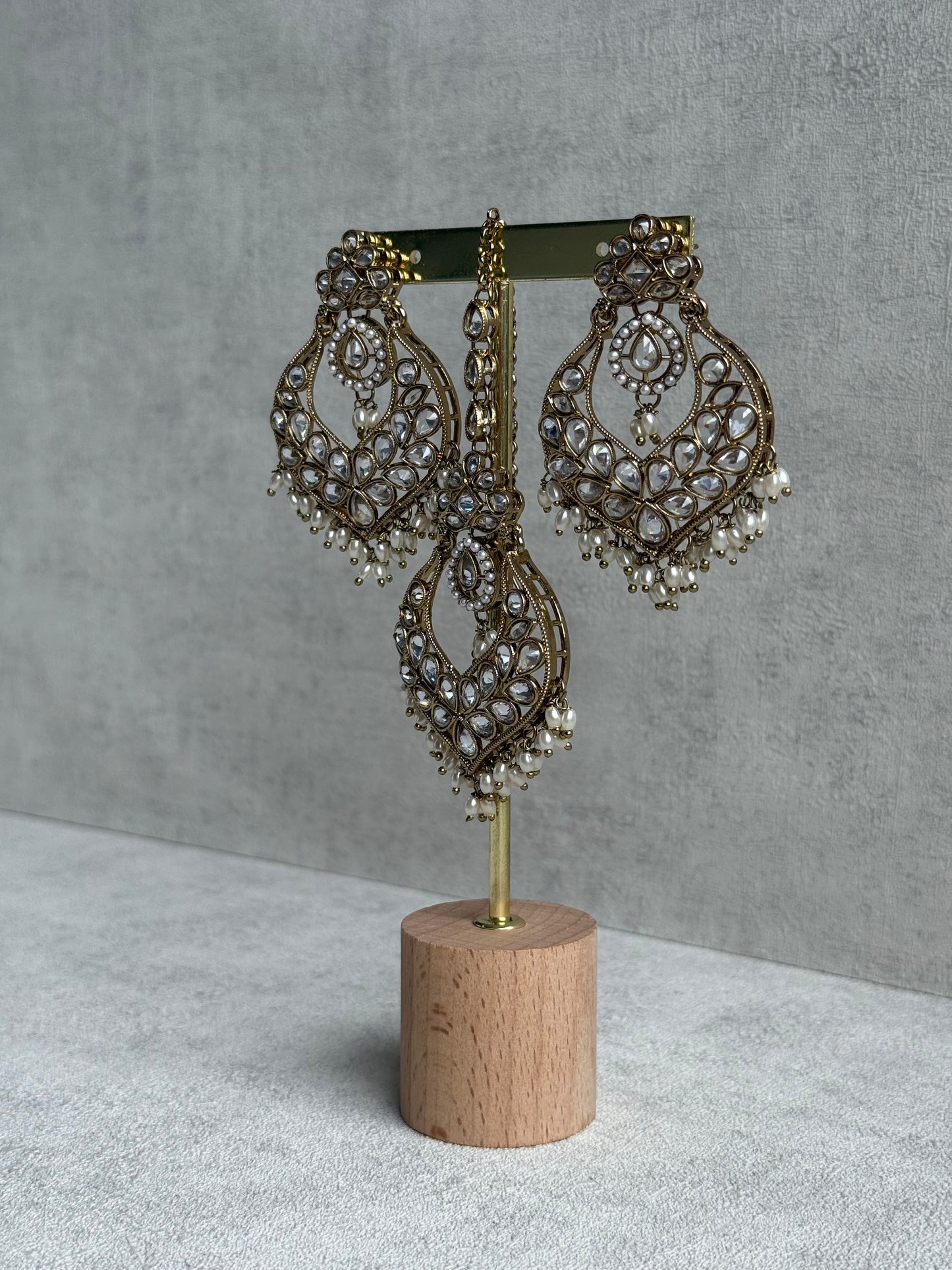 Ayura Designs Damini Tikka Set – Mirror-Cut Crystal Kundan Earrings & Tikka with Pearl Detailing