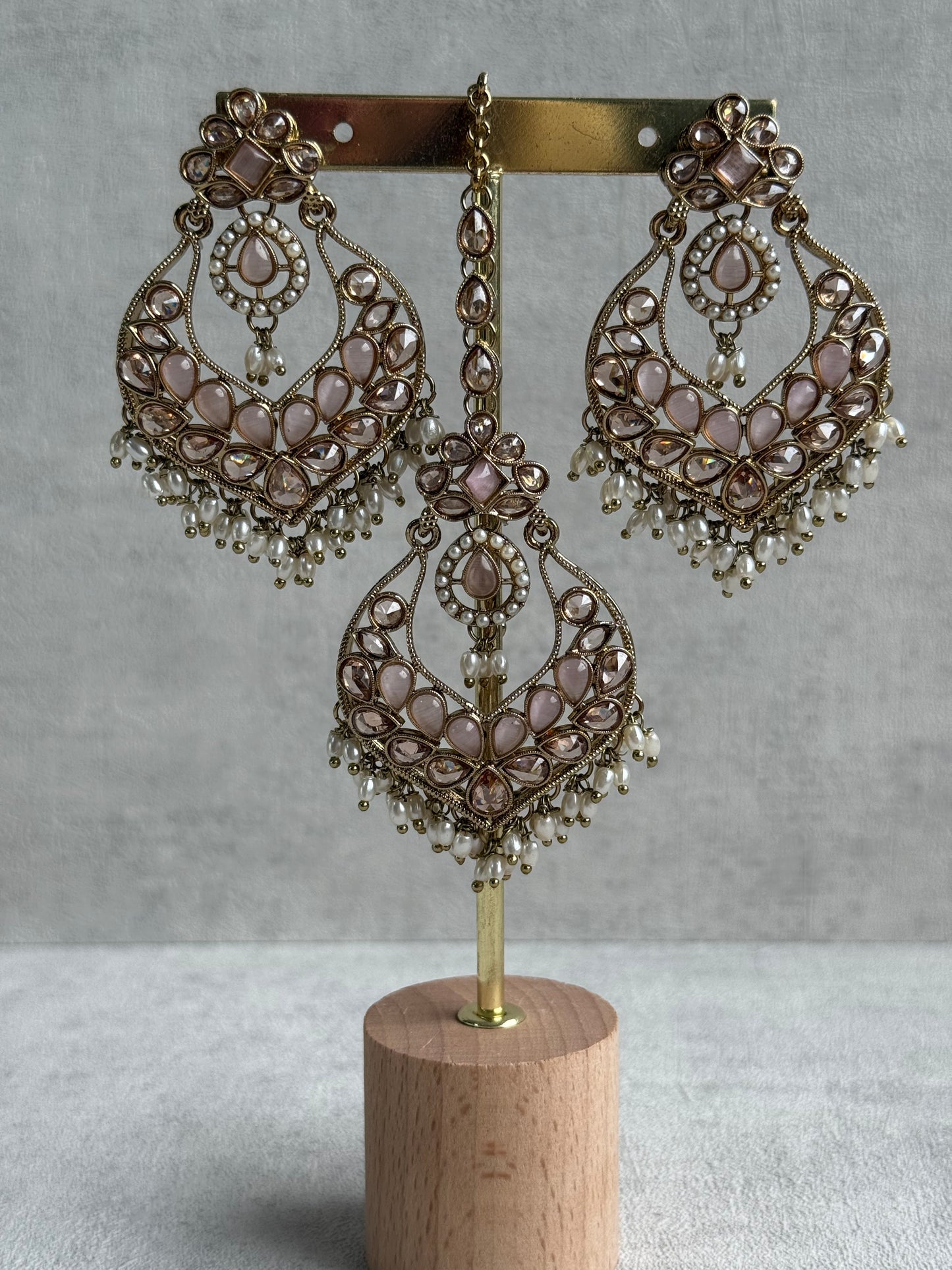 Ayura Designs Damini Tikka Set – Mirror-Cut Kundan Earrings & Tikka with Blush Pink Enamel and Pearl Detailing
