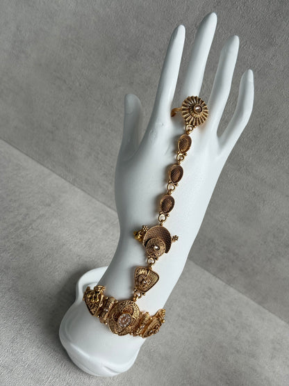 Ayura Designs Rewa Haathphool – Set of 2 Antique Gold Filigree Hand Ornament with Kundan Detailing