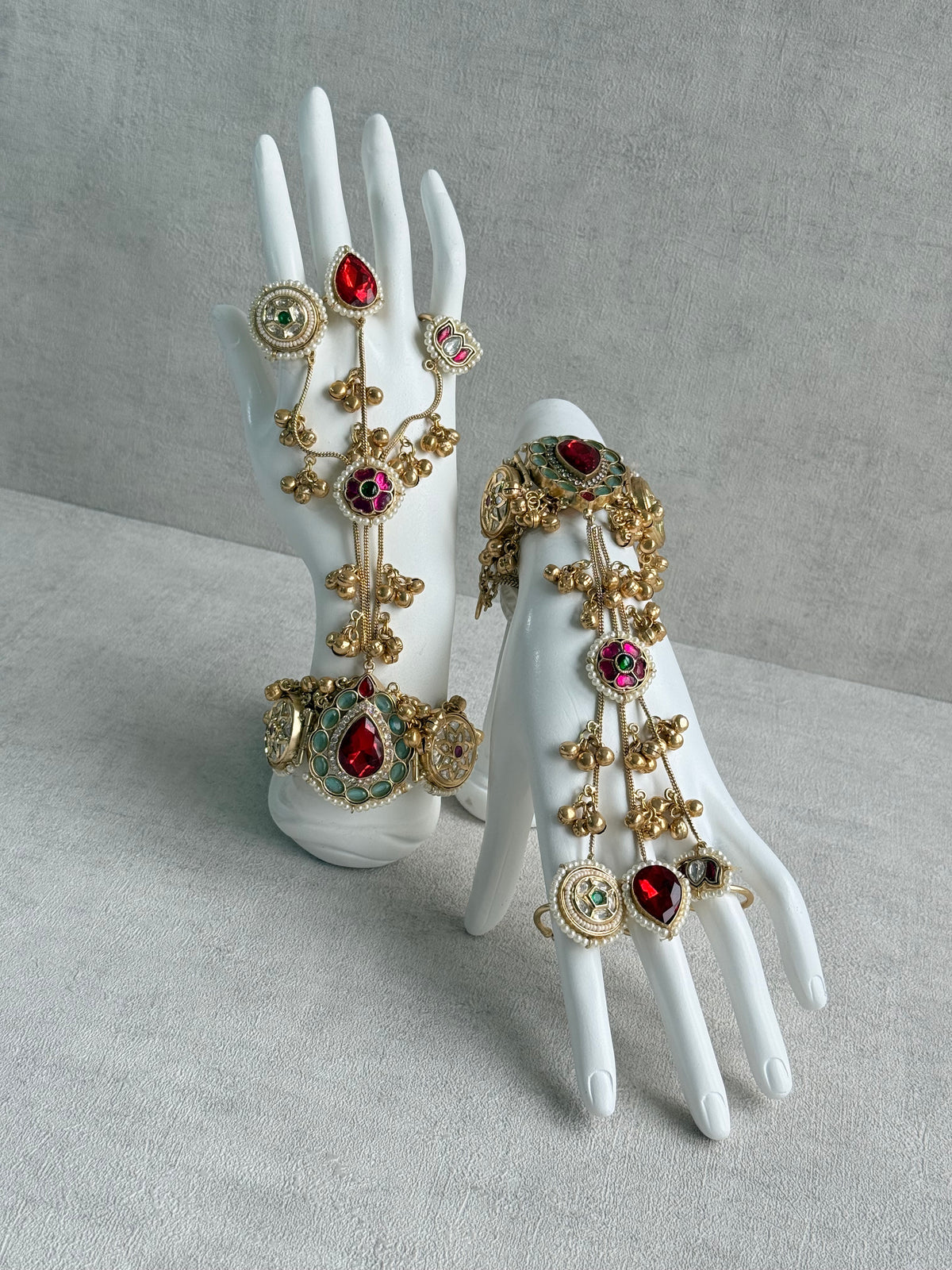 Ayura Designs Ekavira Haathphool Set of 2 – Kundan Style Hand Harness with Ruby Red, Rani Pink & Green Stones, Ghungroo Detailing & Pearls