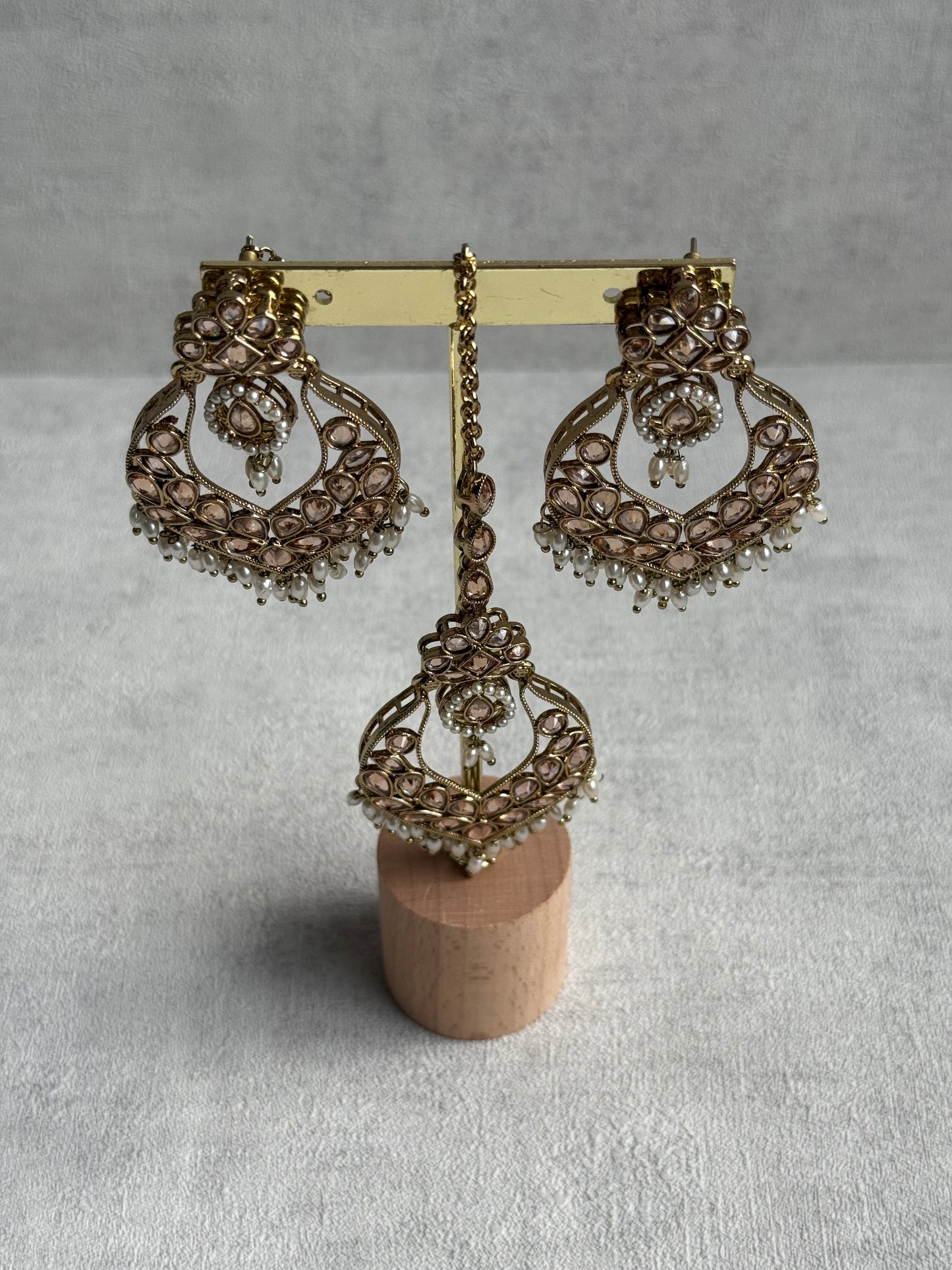 Ayura Designs Damini Tikka Set – Mirror-Cut Champagne Kundan Earrings & Tikka with Pearl Detailing