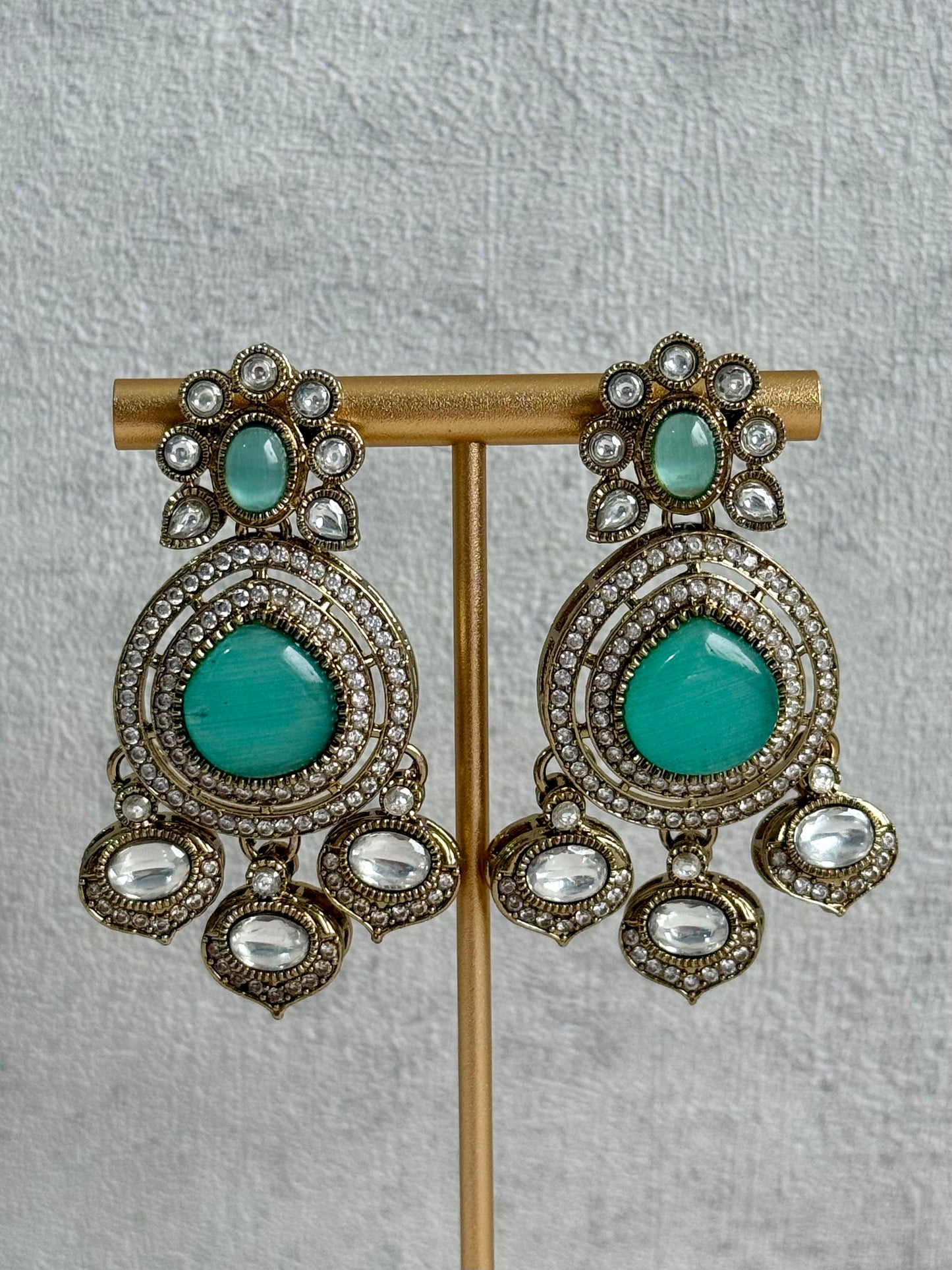 Ayura Designs Rahi Set – Mint & Pistachio Green Dual-Tone Stones with Mirror-Cut Detailing & Pearl Strands