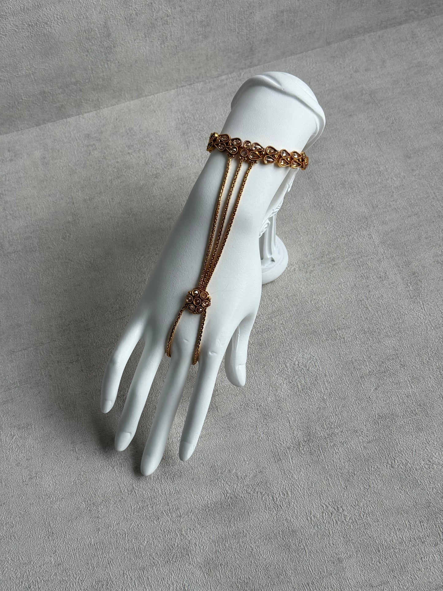 Ayura Designs Paru Haathphool – Single Hand Ornament with Kundan Detailing & Gold Finish