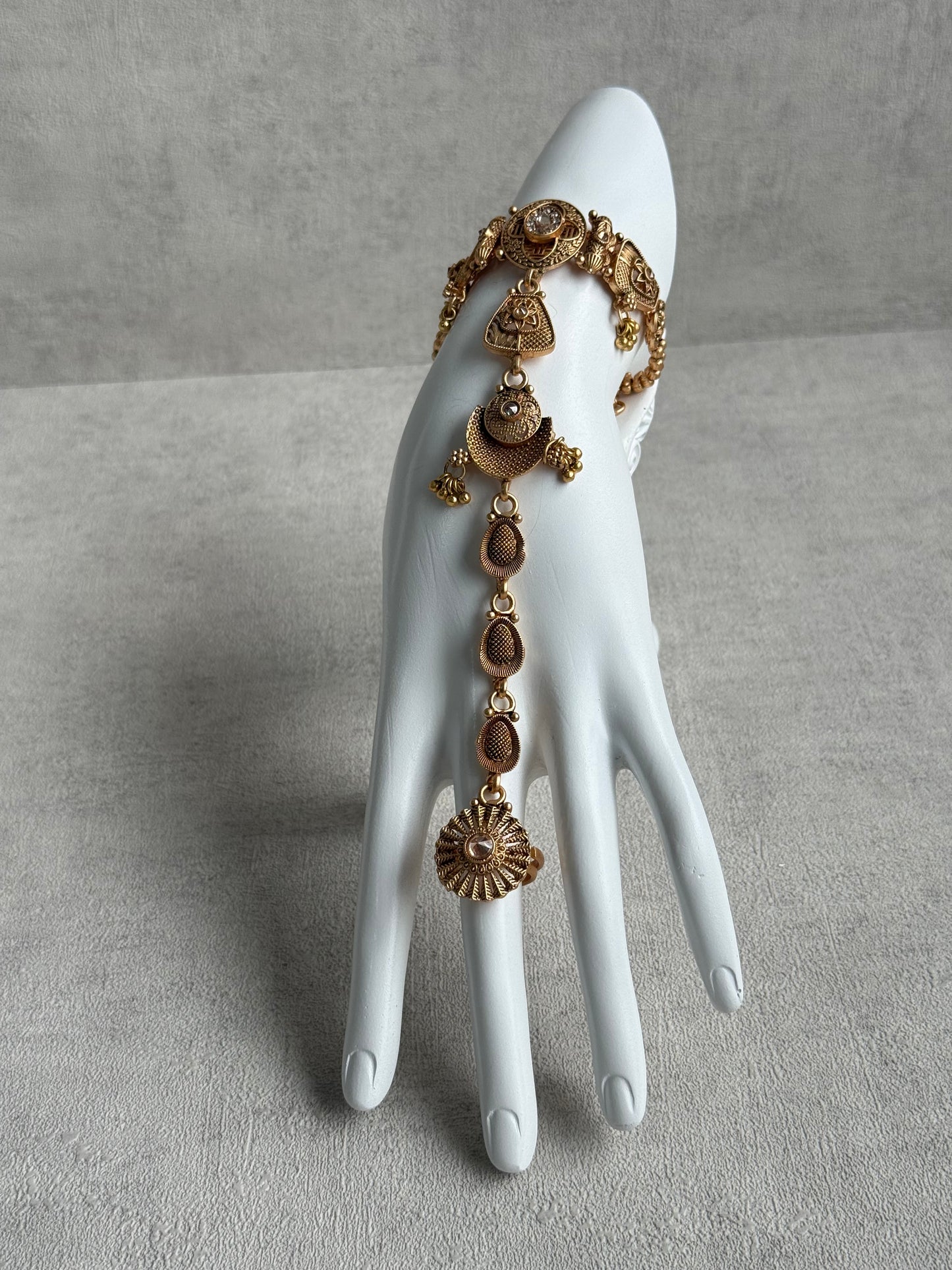 Ayura Designs Rewa Haathphool – Set of 2 Antique Gold Filigree Hand Ornament with Kundan Detailing