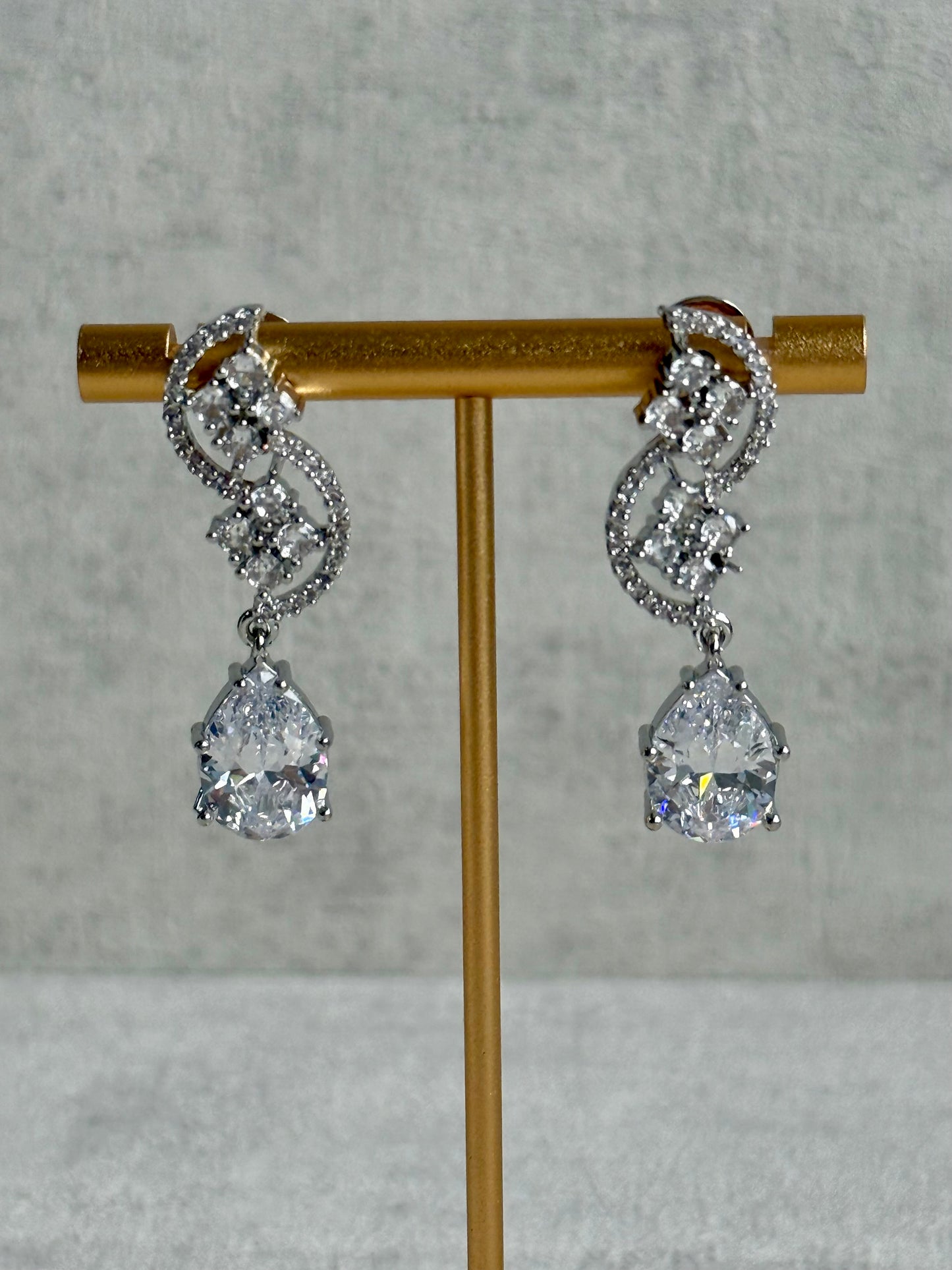 Ayura Designs Nida Set with Necklace & Earrings – Clear Crystal Stones, Diamond-Cut Detailing & Silver Finish