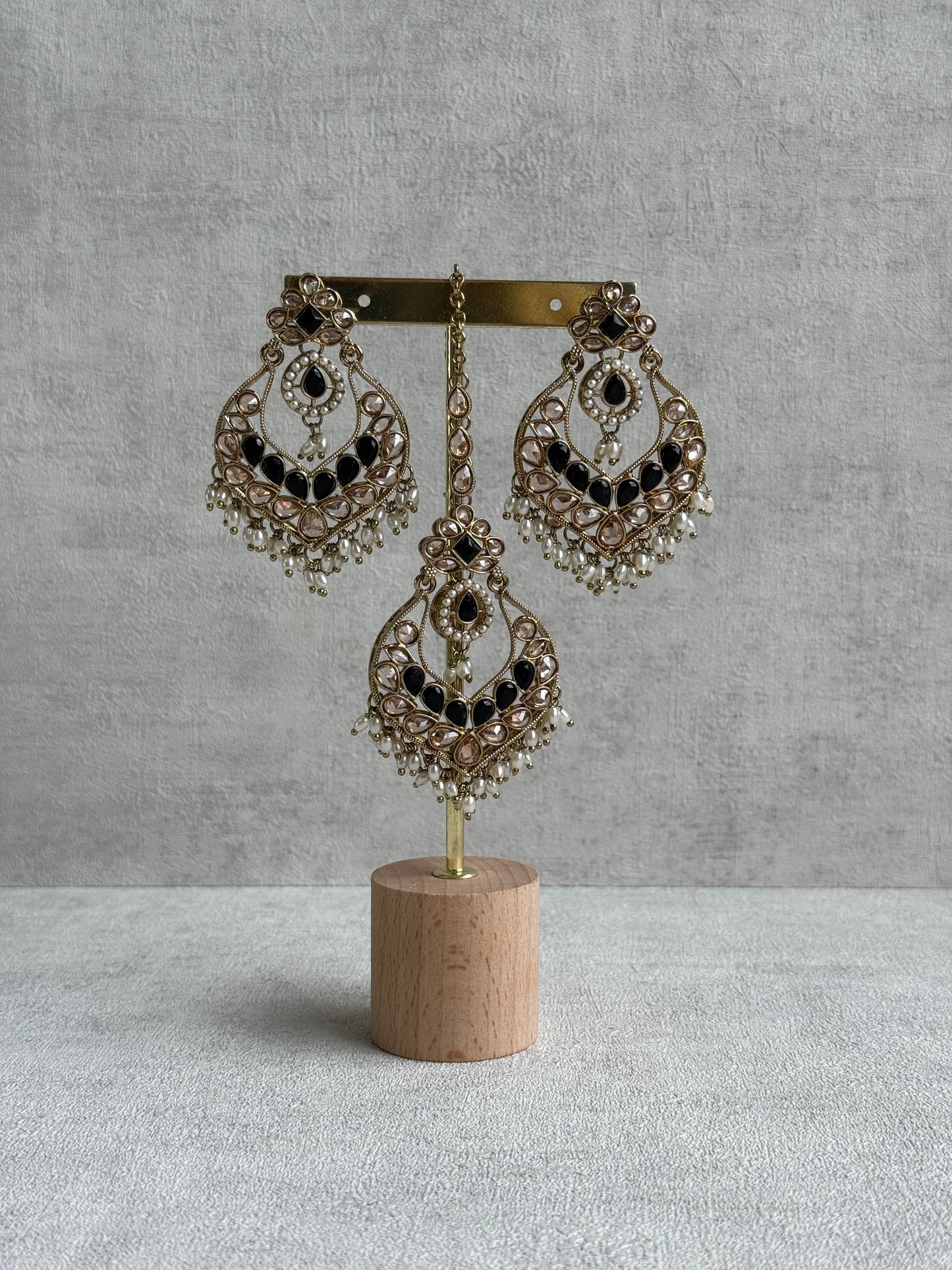 Ayura Designs Damini Tikka Set – Mirror-Cut Kundan Earrings & Tikka with Black Enamel and Pearl Detailing
