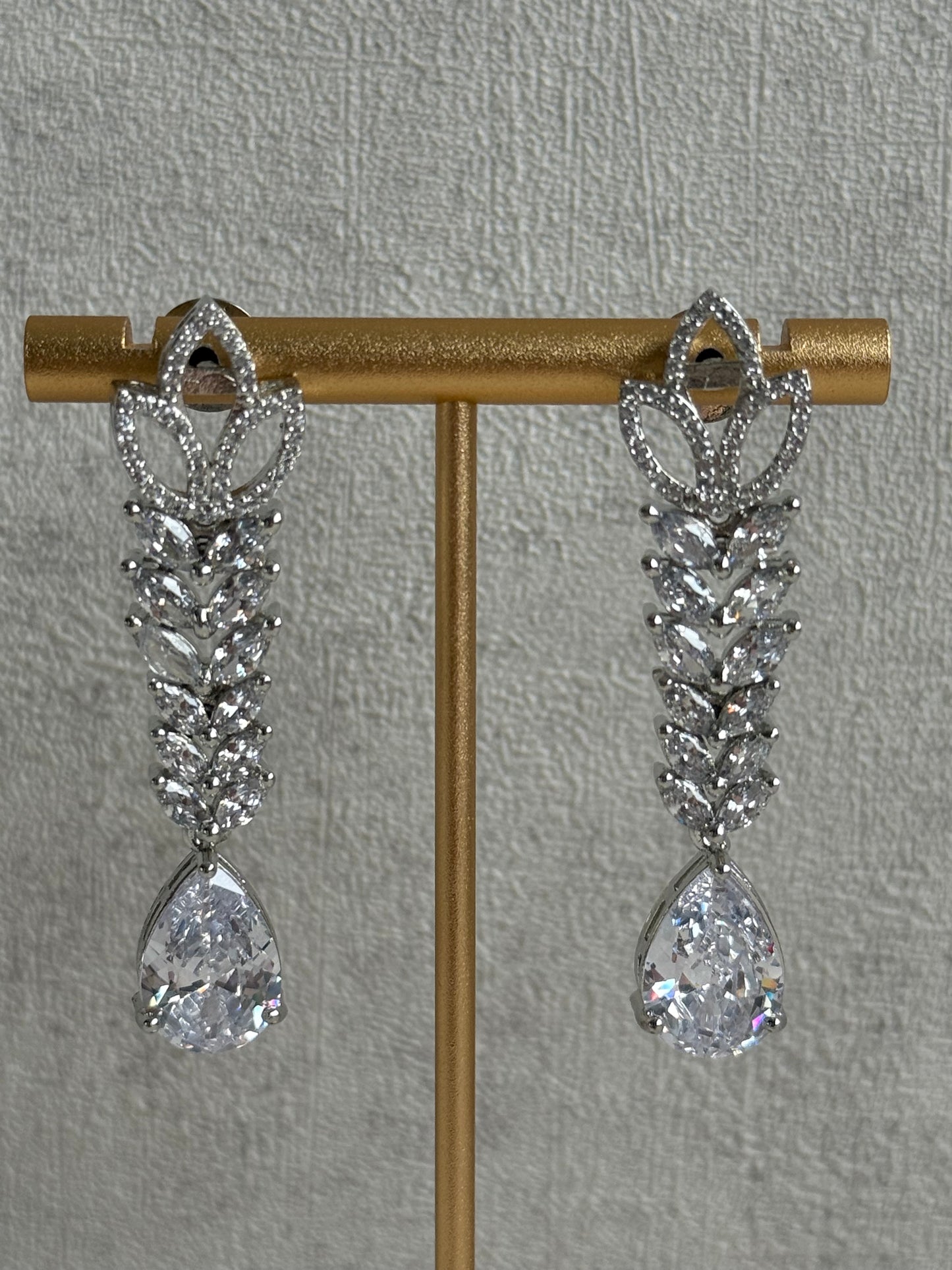 Ayura Designs Anastasia Set – Silver Necklace & Earrings with Teardrop Crystals & Leaf Motif Design