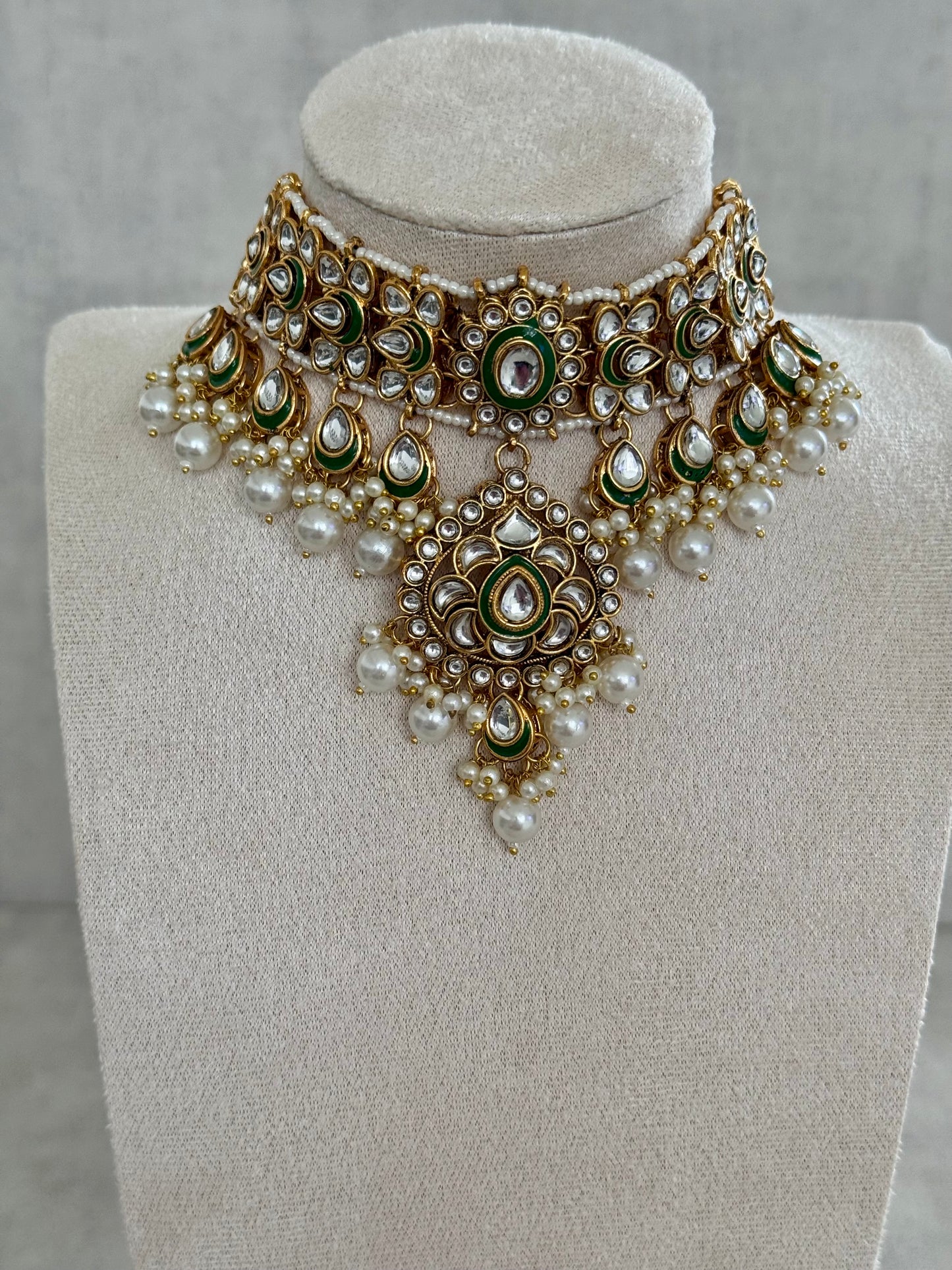 Ayura Designs Arzoi Set with Earrings & Tikka – Exquisite Kundan Adorned with Lustrous Pearls