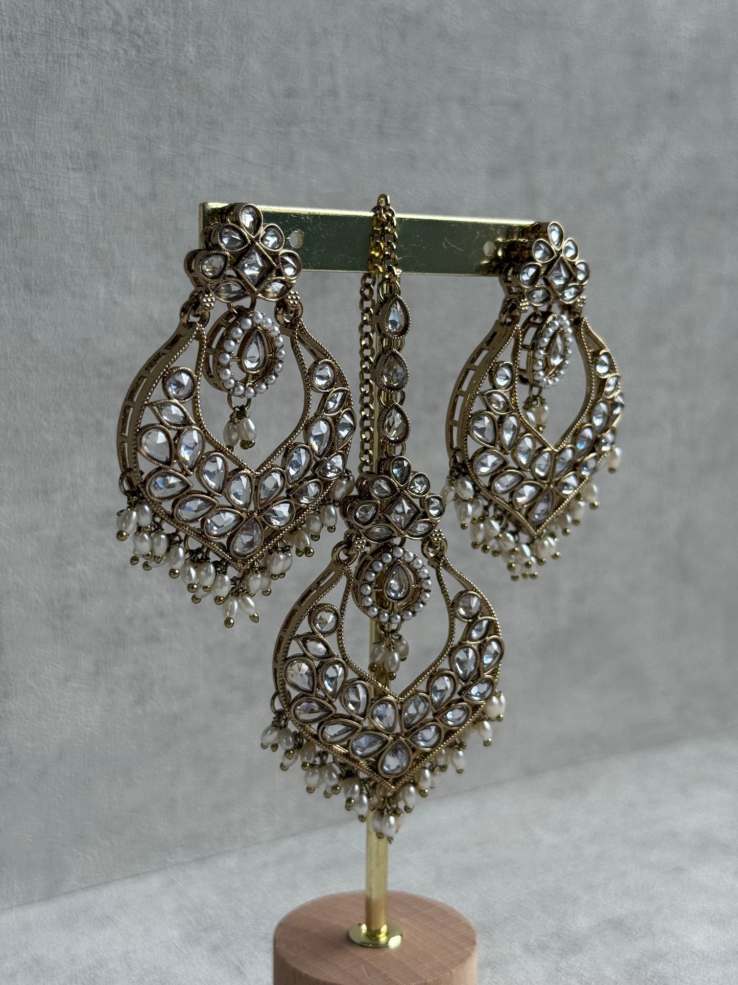Ayura Designs Damini Tikka Set – Mirror-Cut Crystal Kundan Earrings & Tikka with Pearl Detailing