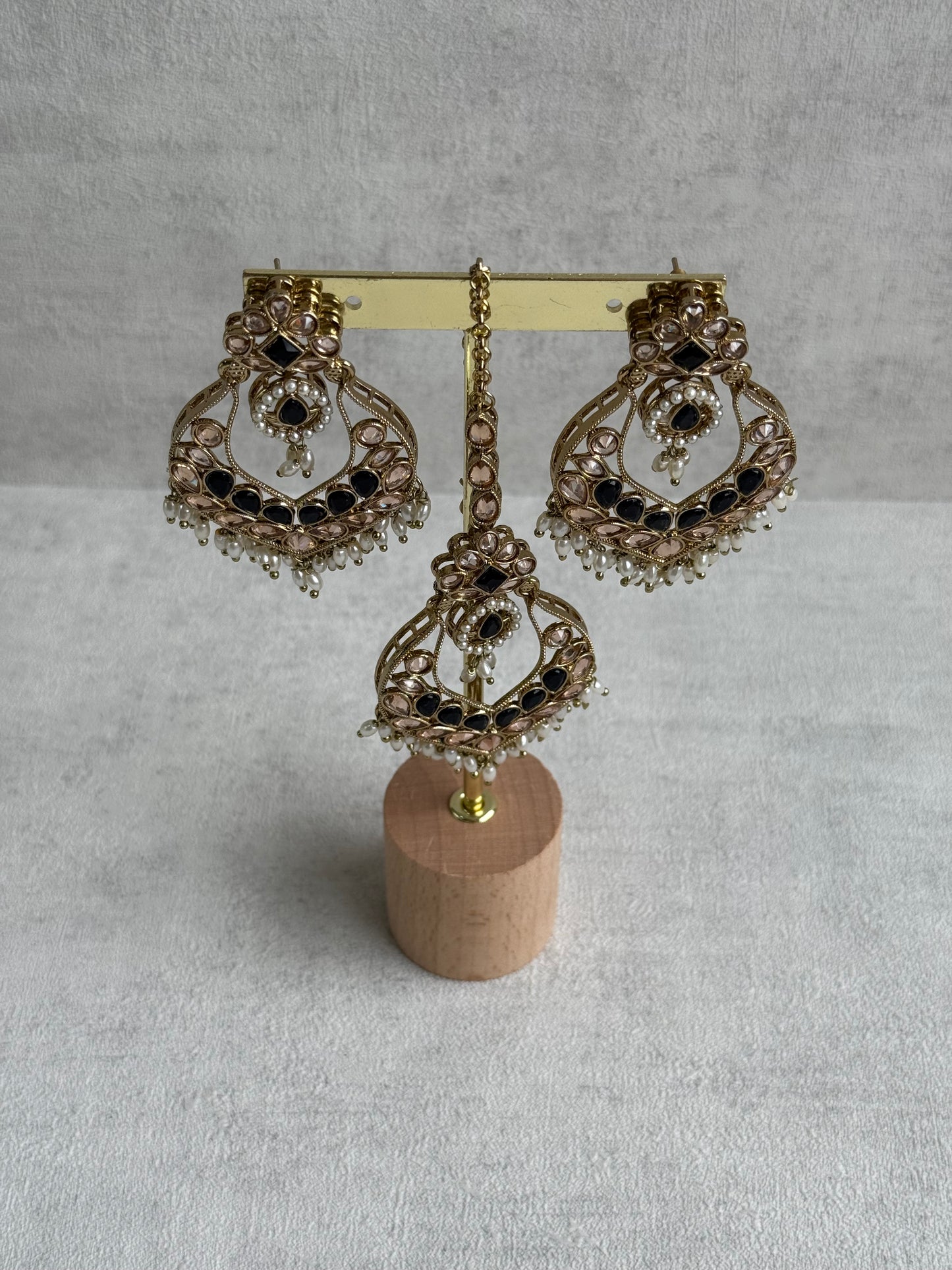 Ayura Designs Damini Tikka Set – Mirror-Cut Kundan Earrings & Tikka with Black Enamel and Pearl Detailing