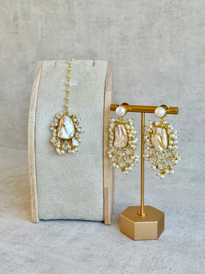 Ayura Designs Niamh Tikka Set – Baroque Pearl & Crystal Cluster Detailing in Antique Gold