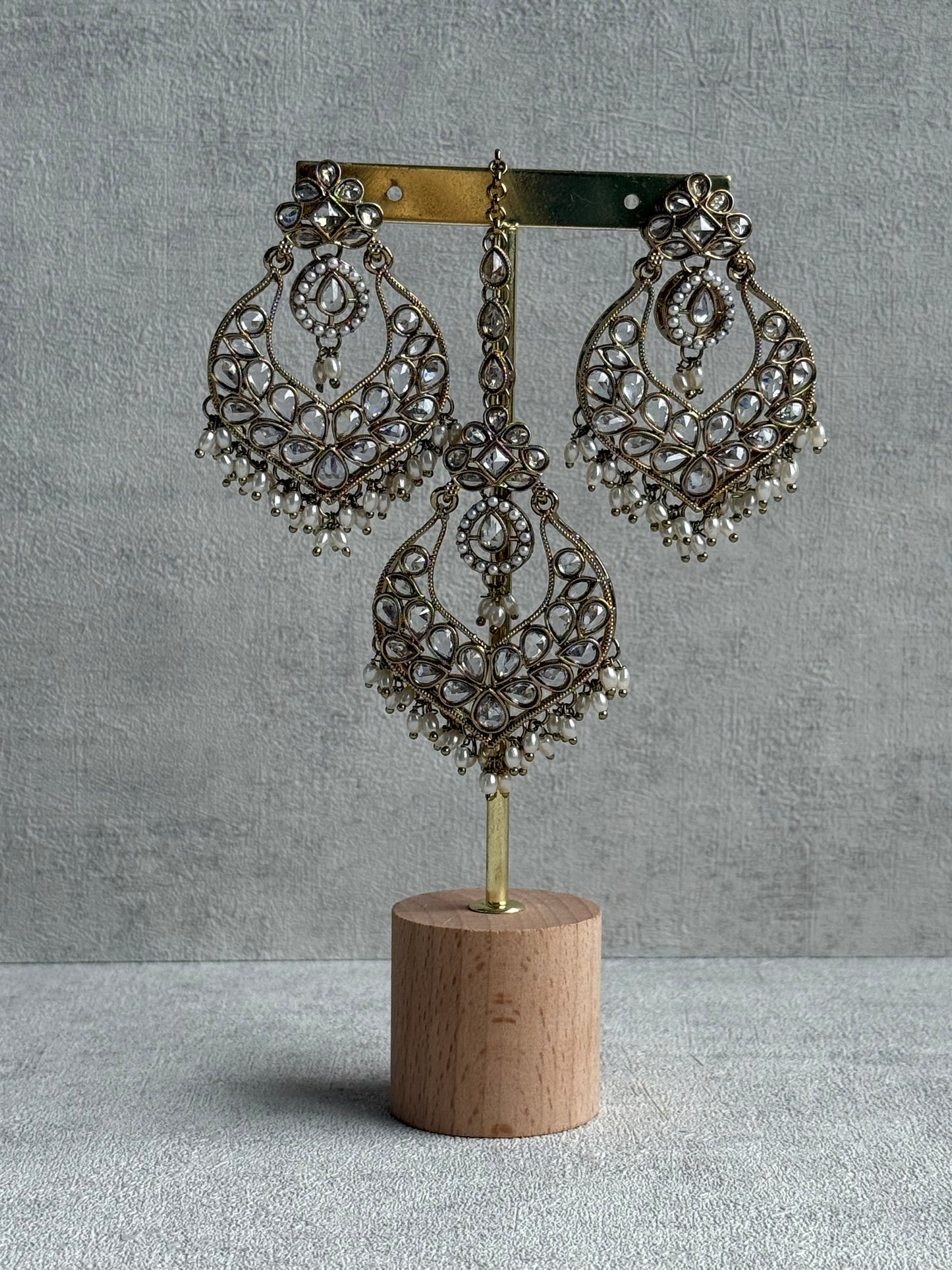 Ayura Designs Damini Tikka Set – Mirror-Cut Crystal Kundan Earrings & Tikka with Pearl Detailing