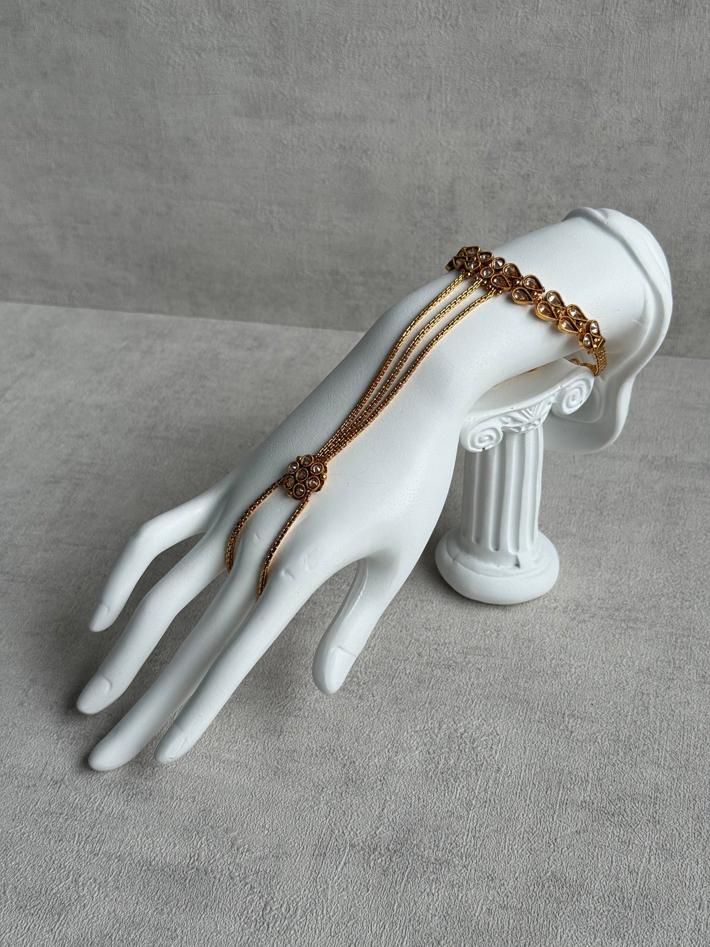 Ayura Designs Paru Haathphool – Single Hand Ornament with Kundan Detailing & Gold Finish