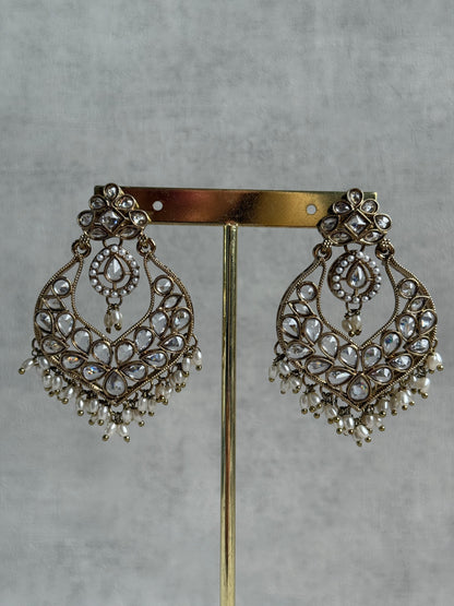 Ayura Designs Damini Tikka Set – Mirror-Cut Crystal Kundan Earrings & Tikka with Pearl Detailing
