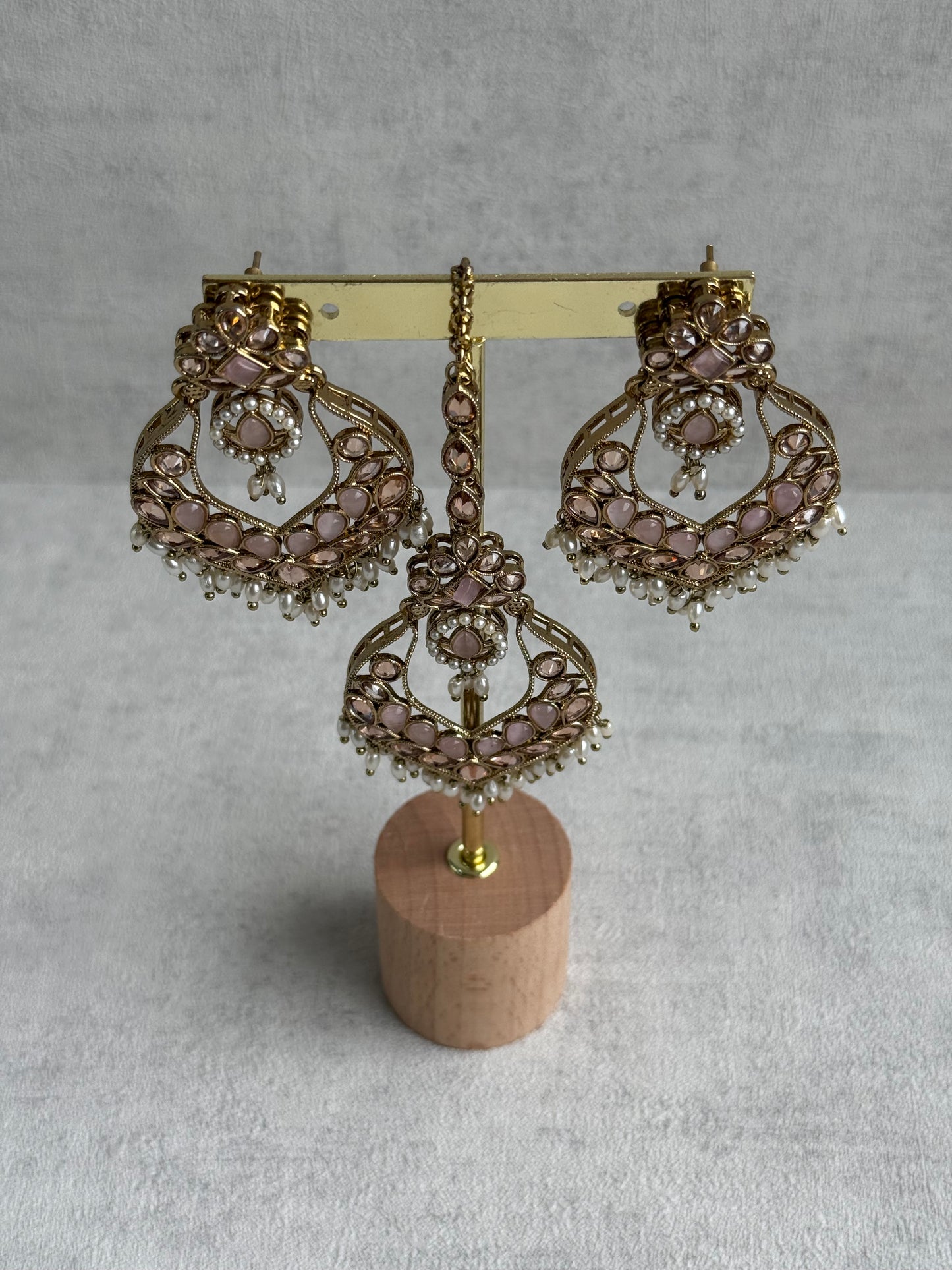 Ayura Designs Damini Tikka Set – Mirror-Cut Kundan Earrings & Tikka with Blush Pink Enamel and Pearl Detailing