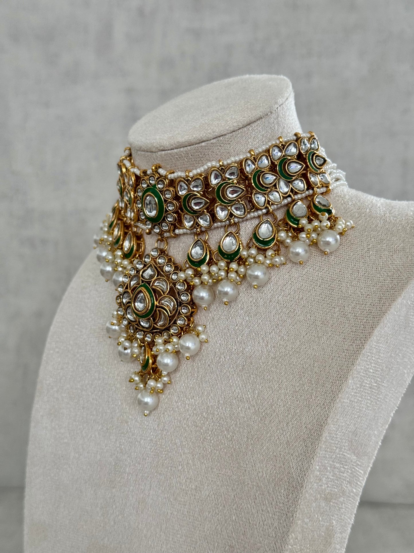 Ayura Designs Arzoi Set with Earrings & Tikka – Exquisite Kundan Adorned with Lustrous Pearls