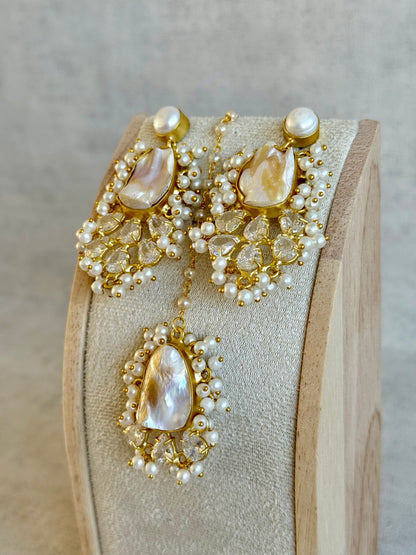 Ayura Designs Niamh Tikka Set – Baroque Pearl & Crystal Cluster Detailing in Antique Gold