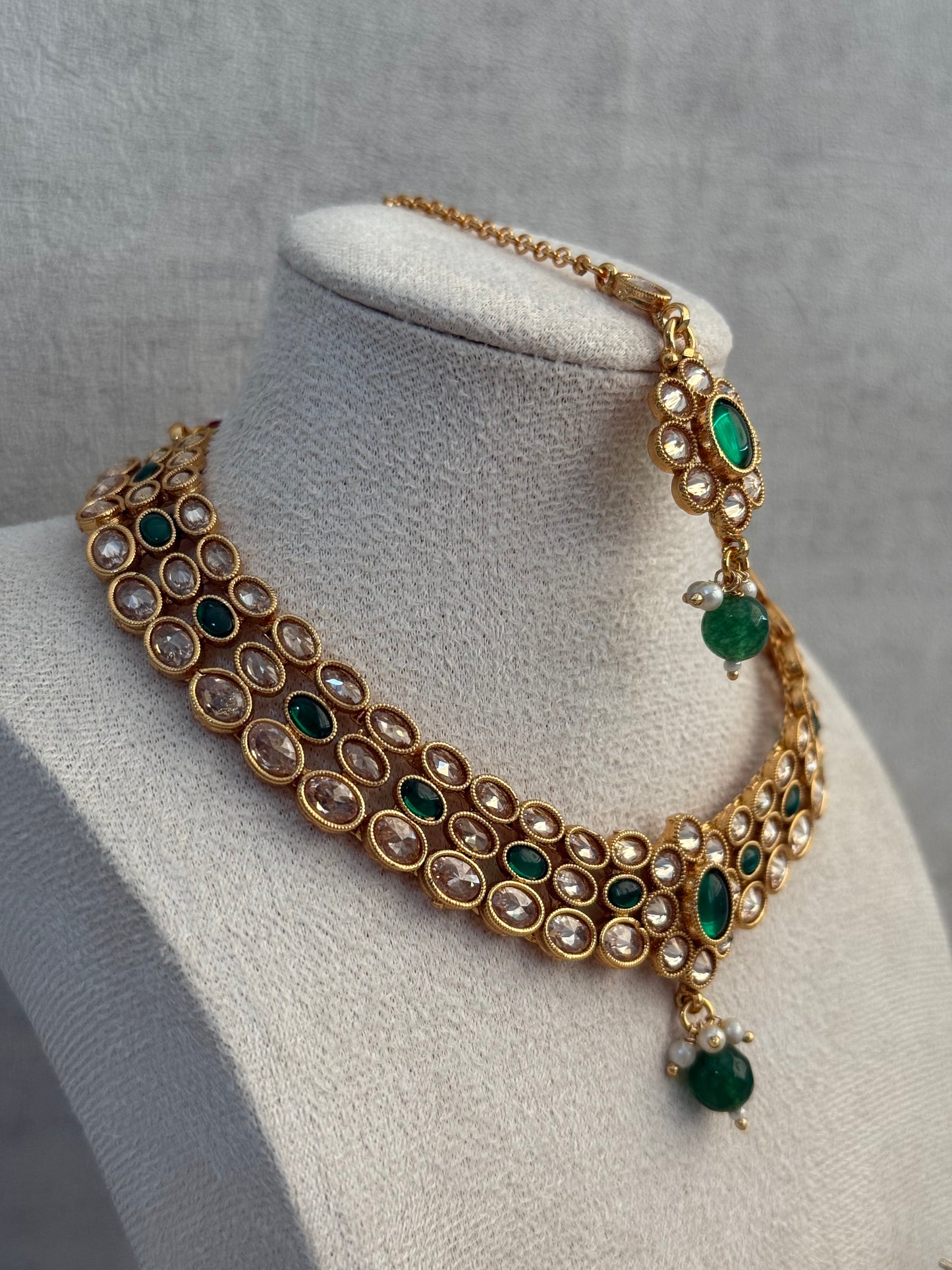Ayura Designs Biju Set with Necklace, Earrings & Tikka – Emerald Green & Ivory Pearls, Mirror-Cut Stones, Antique Gold Finish