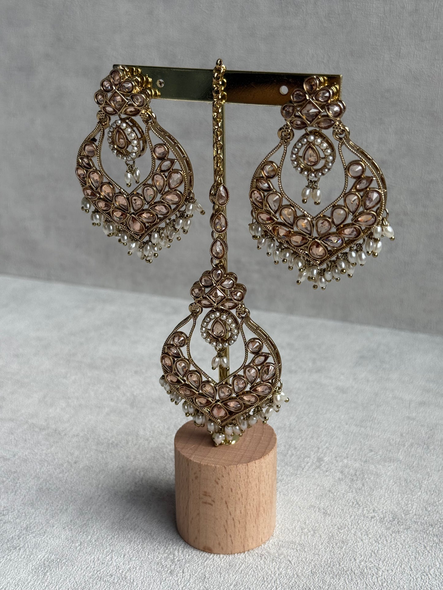 Ayura Designs Damini Tikka Set – Mirror-Cut Champagne Kundan Earrings & Tikka with Pearl Detailing