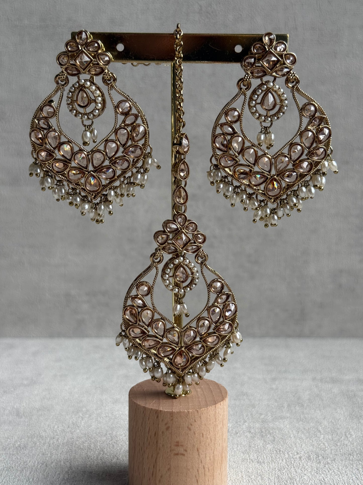 Ayura Designs Damini Tikka Set – Mirror-Cut Champagne Kundan Earrings & Tikka with Pearl Detailing